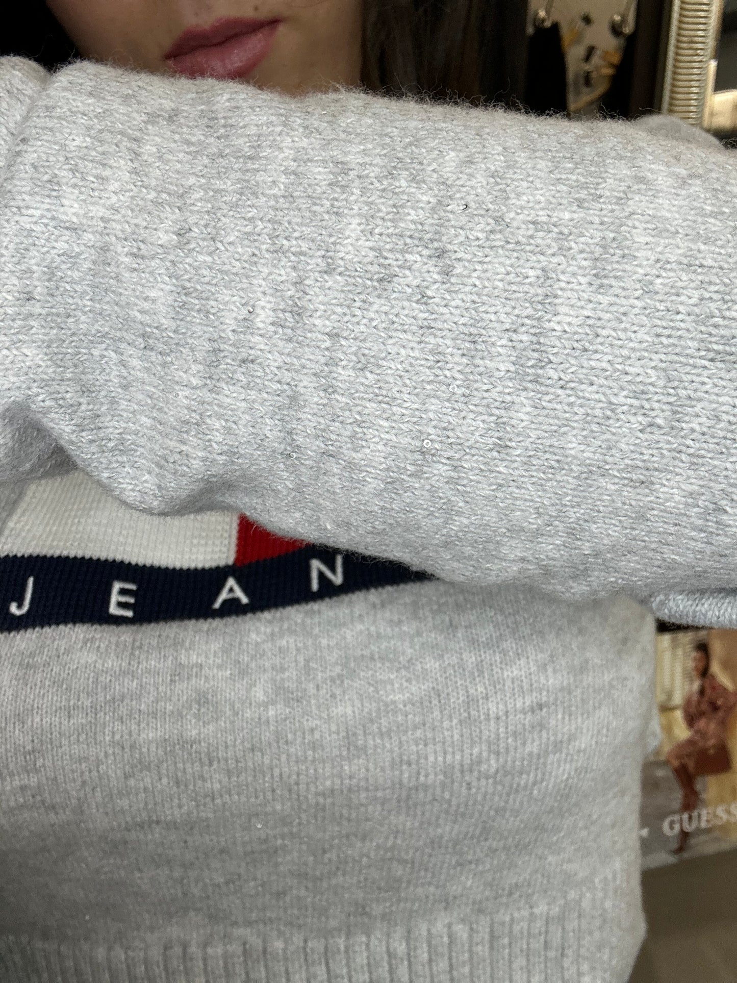 JERSEY CROP TOMMY JEANS GRIS CON BANDERA CON BRIILLITOS