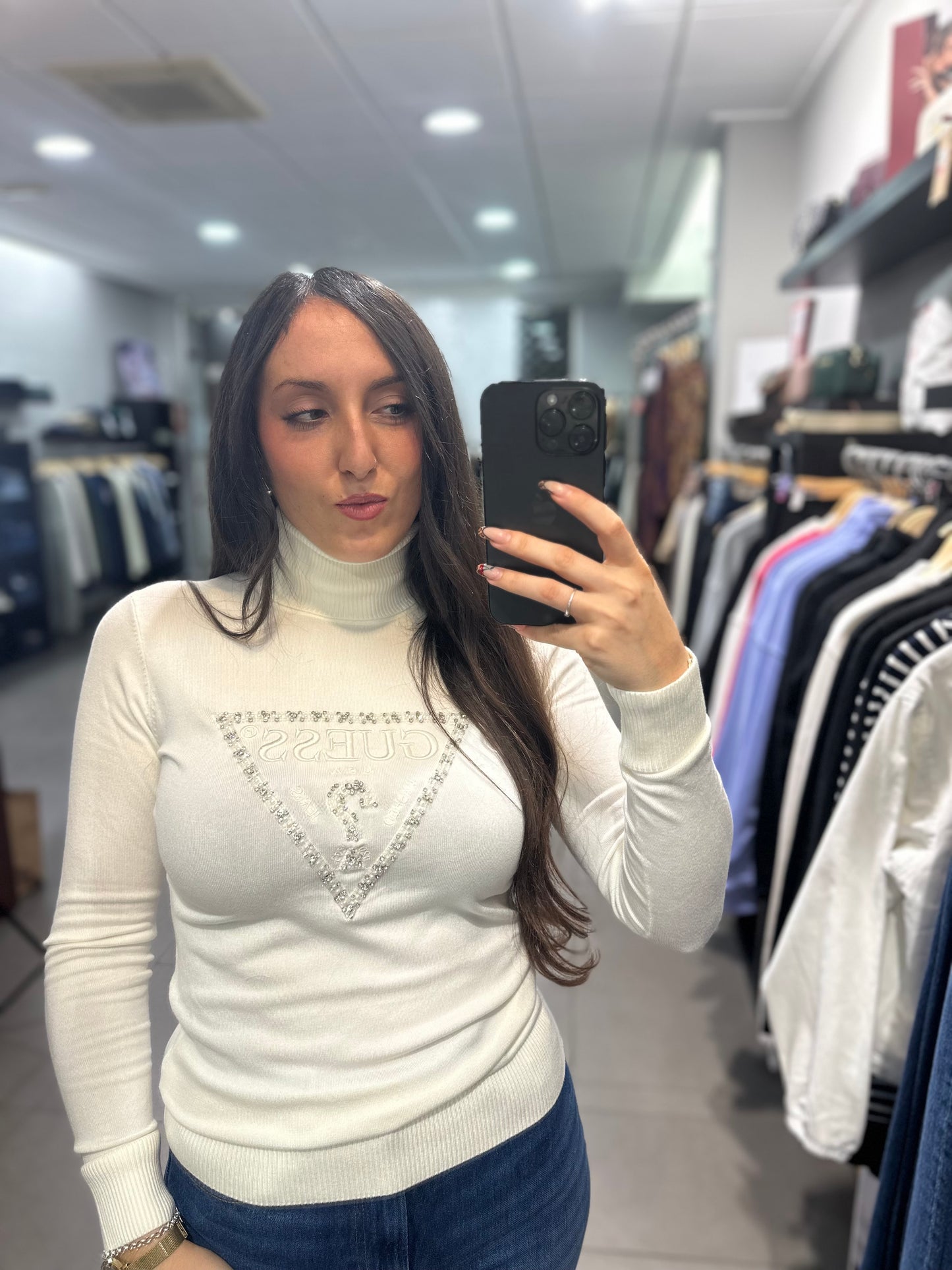 JERSEY GUESS CUELLO ALTO CRUDO LOGO BRILLOS