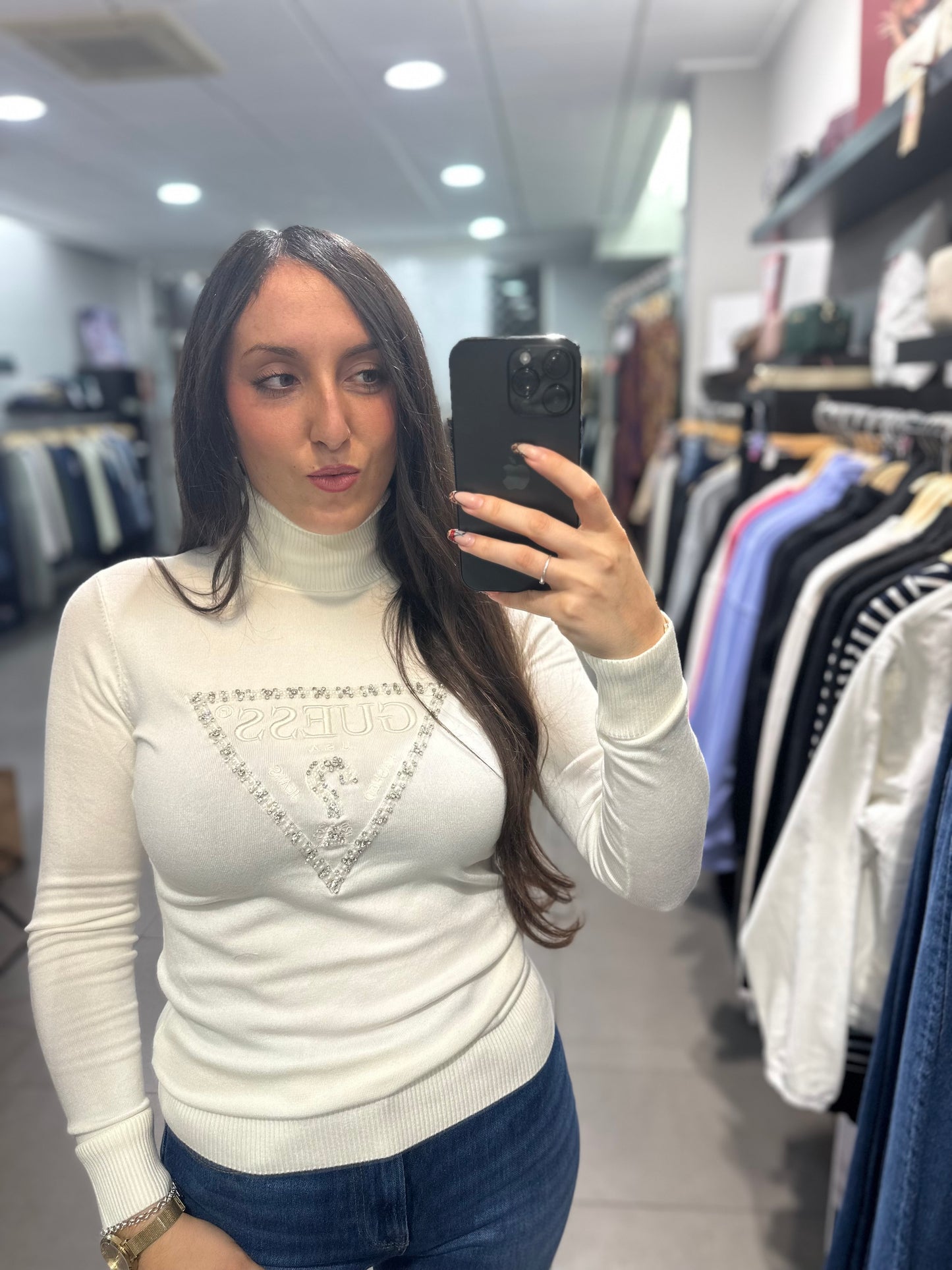 JERSEY GUESS CUELLO ALTO CRUDO LOGO BRILLOS