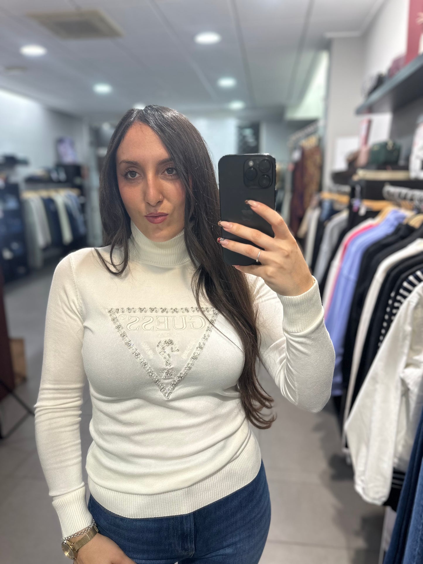 JERSEY GUESS CUELLO ALTO CRUDO LOGO BRILLOS