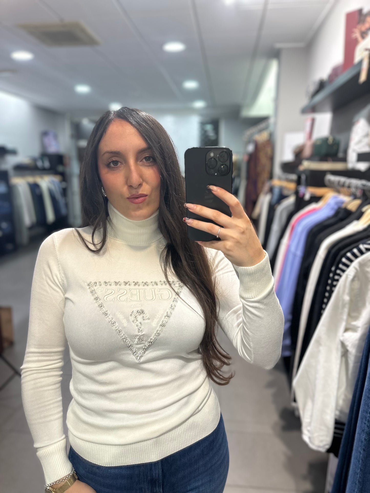 JERSEY GUESS CUELLO ALTO CRUDO LOGO BRILLOS