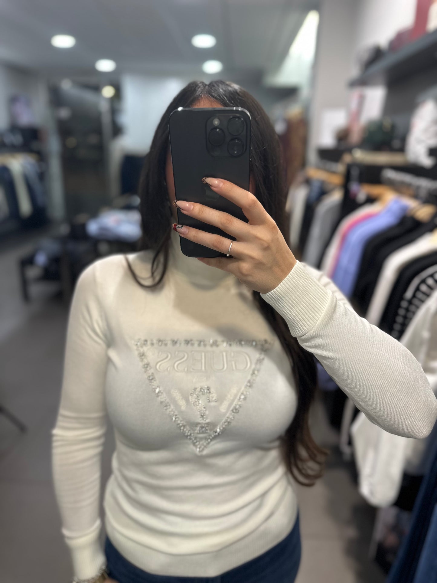 JERSEY GUESS CUELLO ALTO CRUDO LOGO BRILLOS