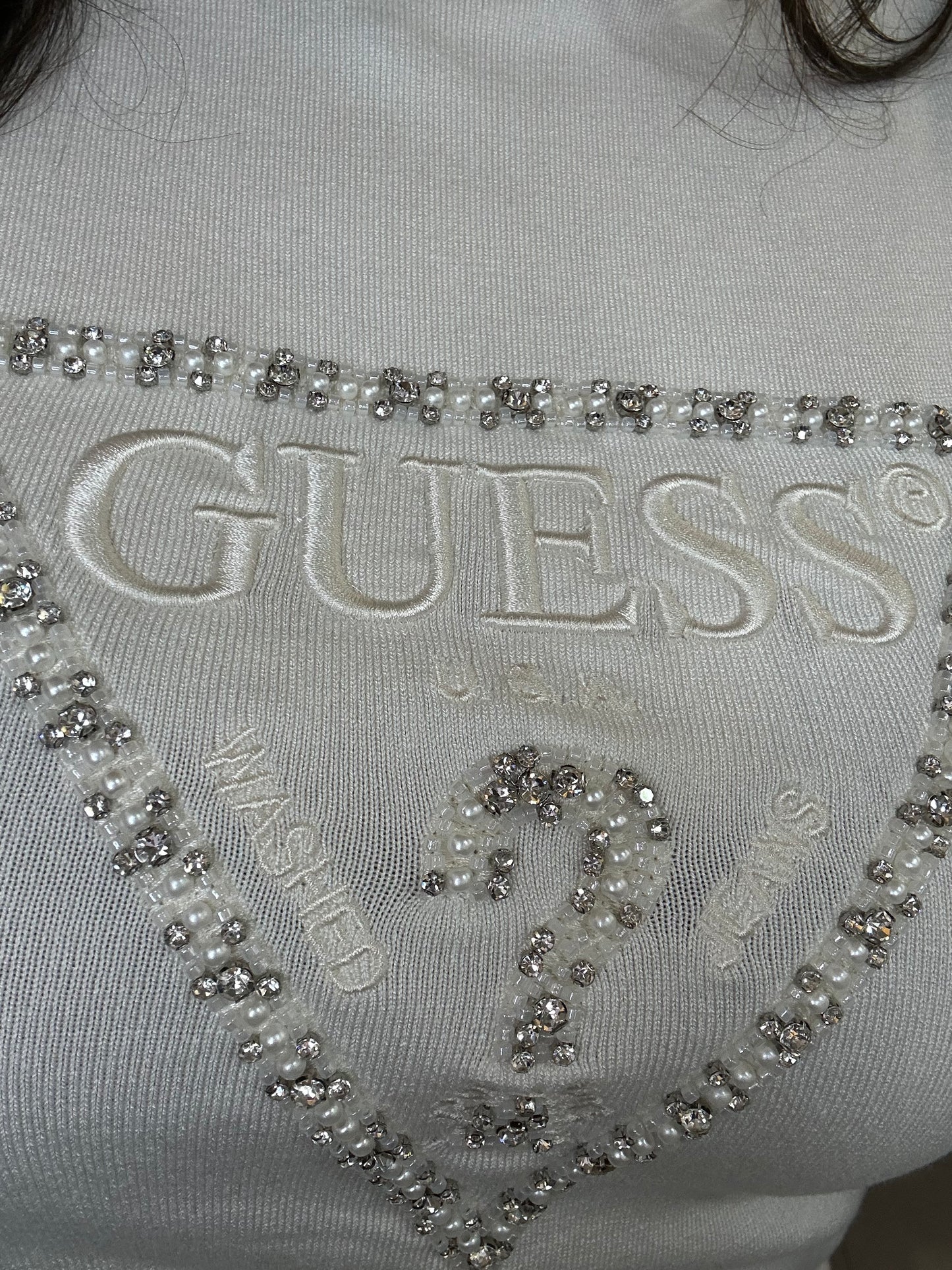 JERSEY GUESS CUELLO ALTO CRUDO LOGO BRILLOS