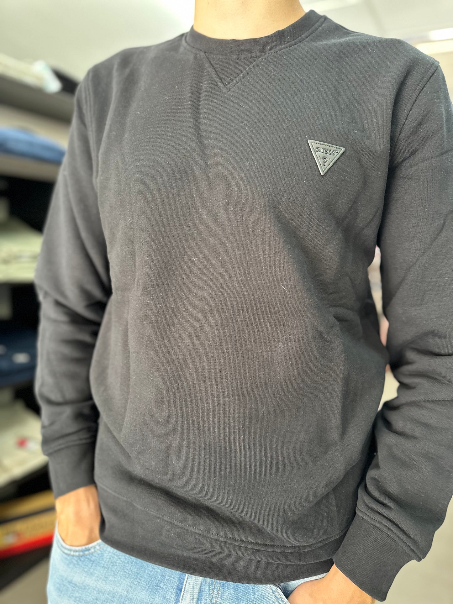 SUDADERA GUESS NEGRA LOGO PEQUEÑO