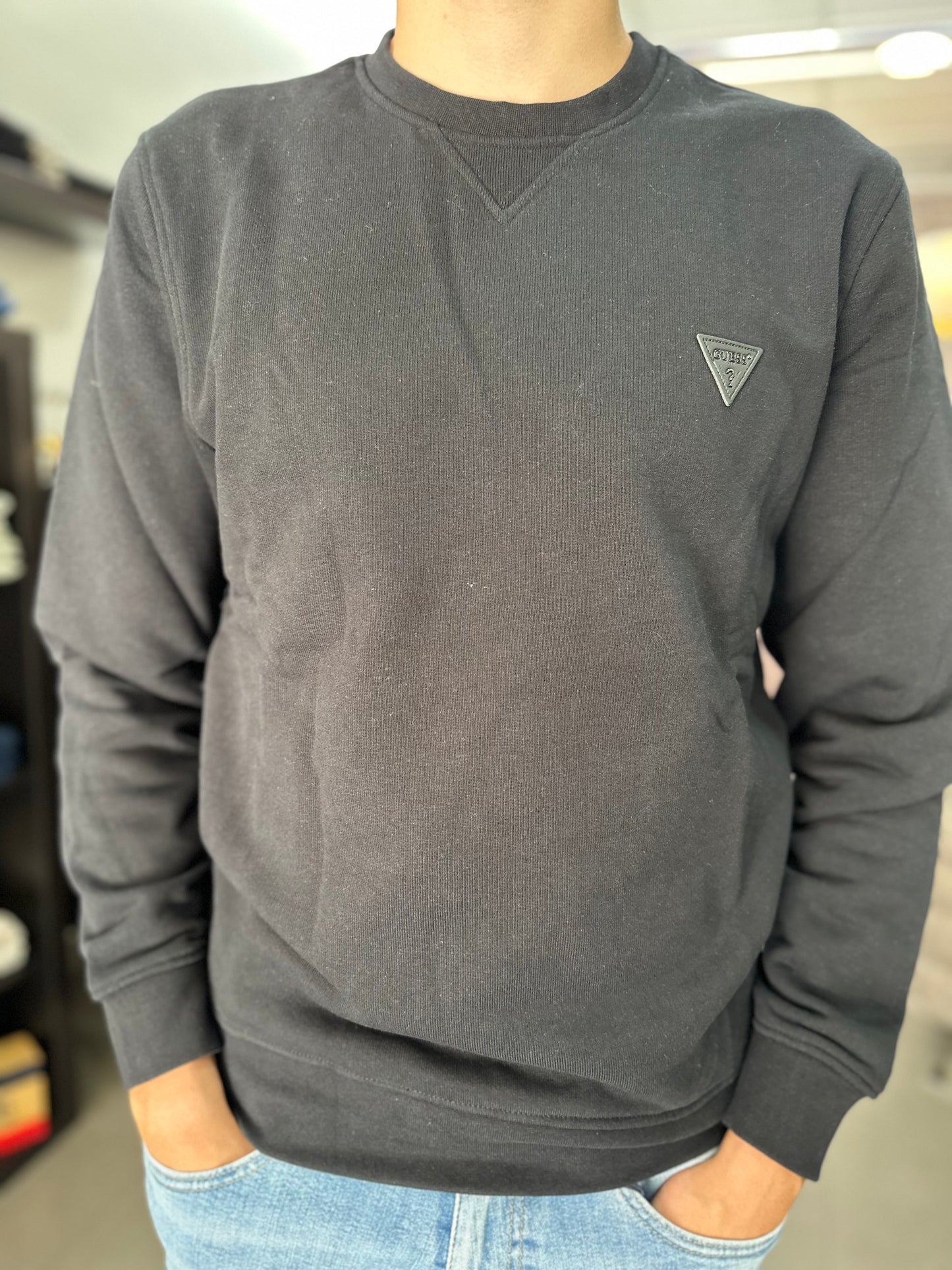 SUDADERA GUESS NEGRA LOGO PEQUEÑO