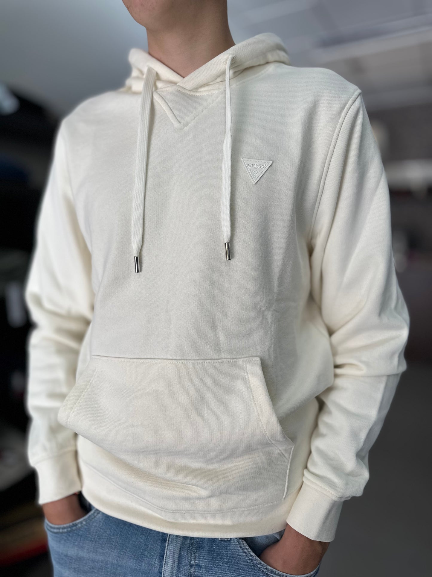 SUDADERA GUESS BEIGE CON CAPUCHA