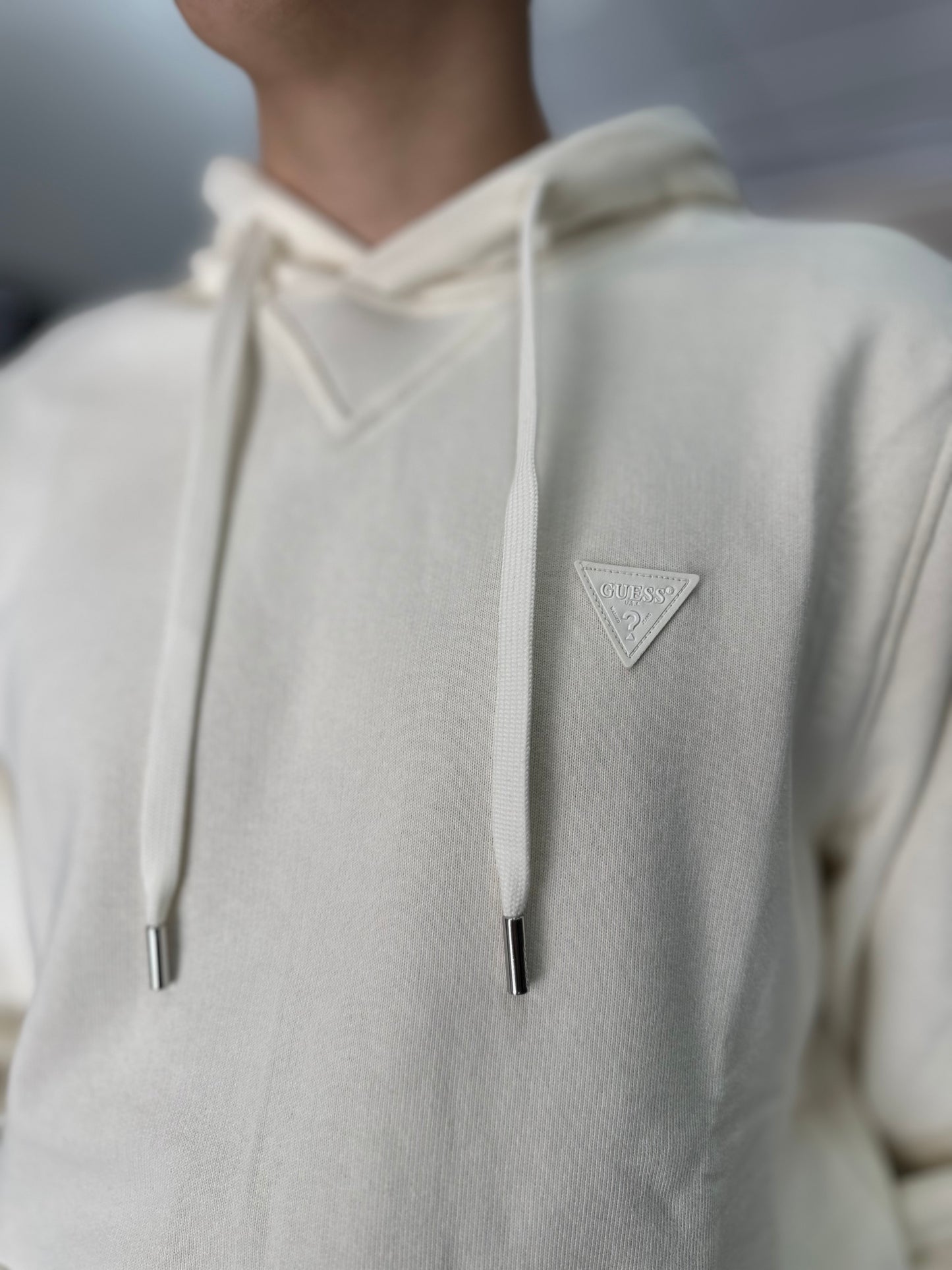SUDADERA GUESS BEIGE CON CAPUCHA
