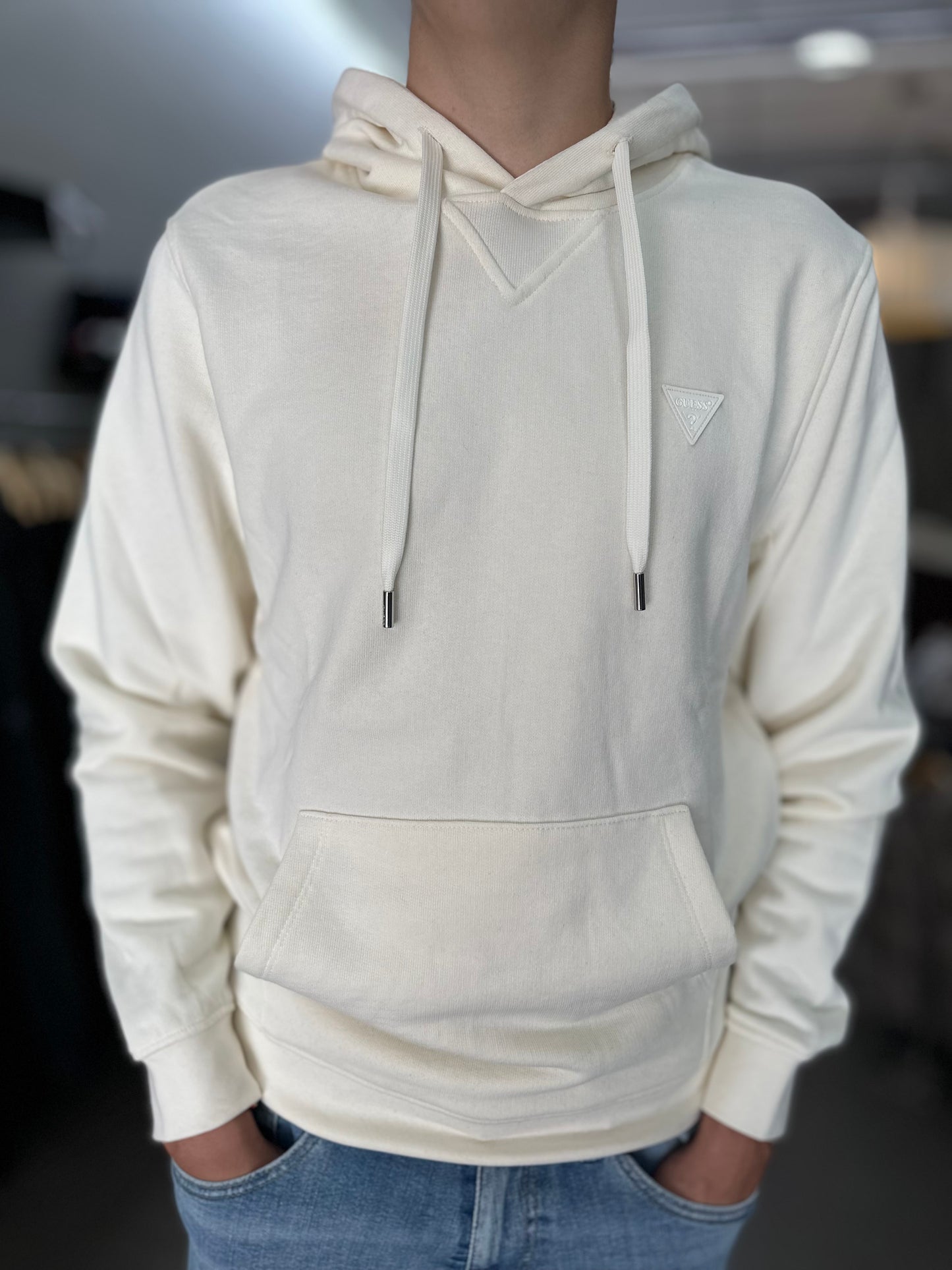 SUDADERA GUESS BEIGE CON CAPUCHA