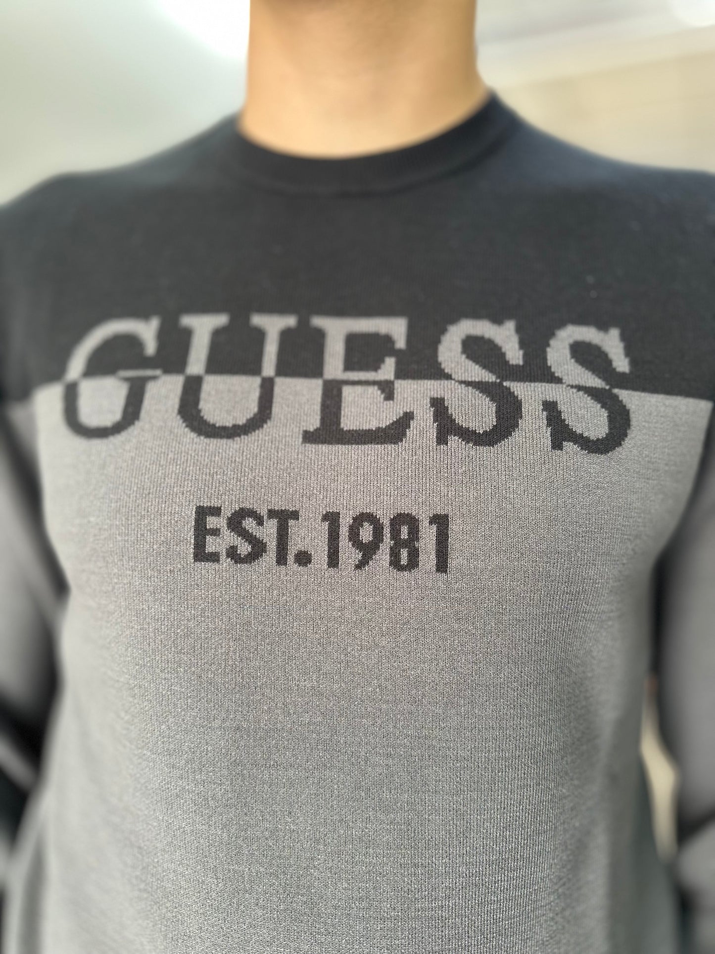 JERSEY GUESS GRIS Y NEGRO
