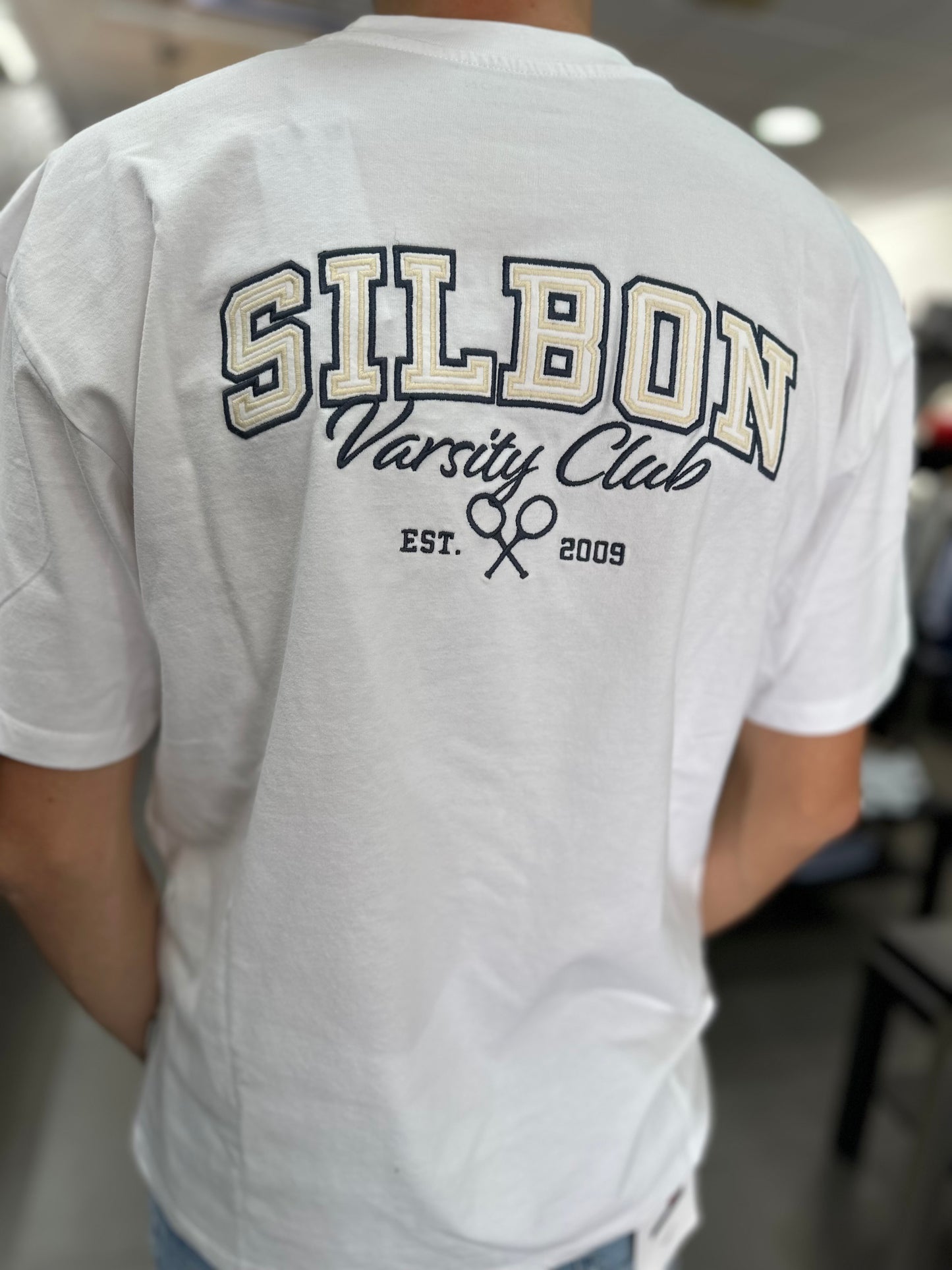 CAMISETA SILBON BLANCA LOGO BORDADO EN LA ESPALDA