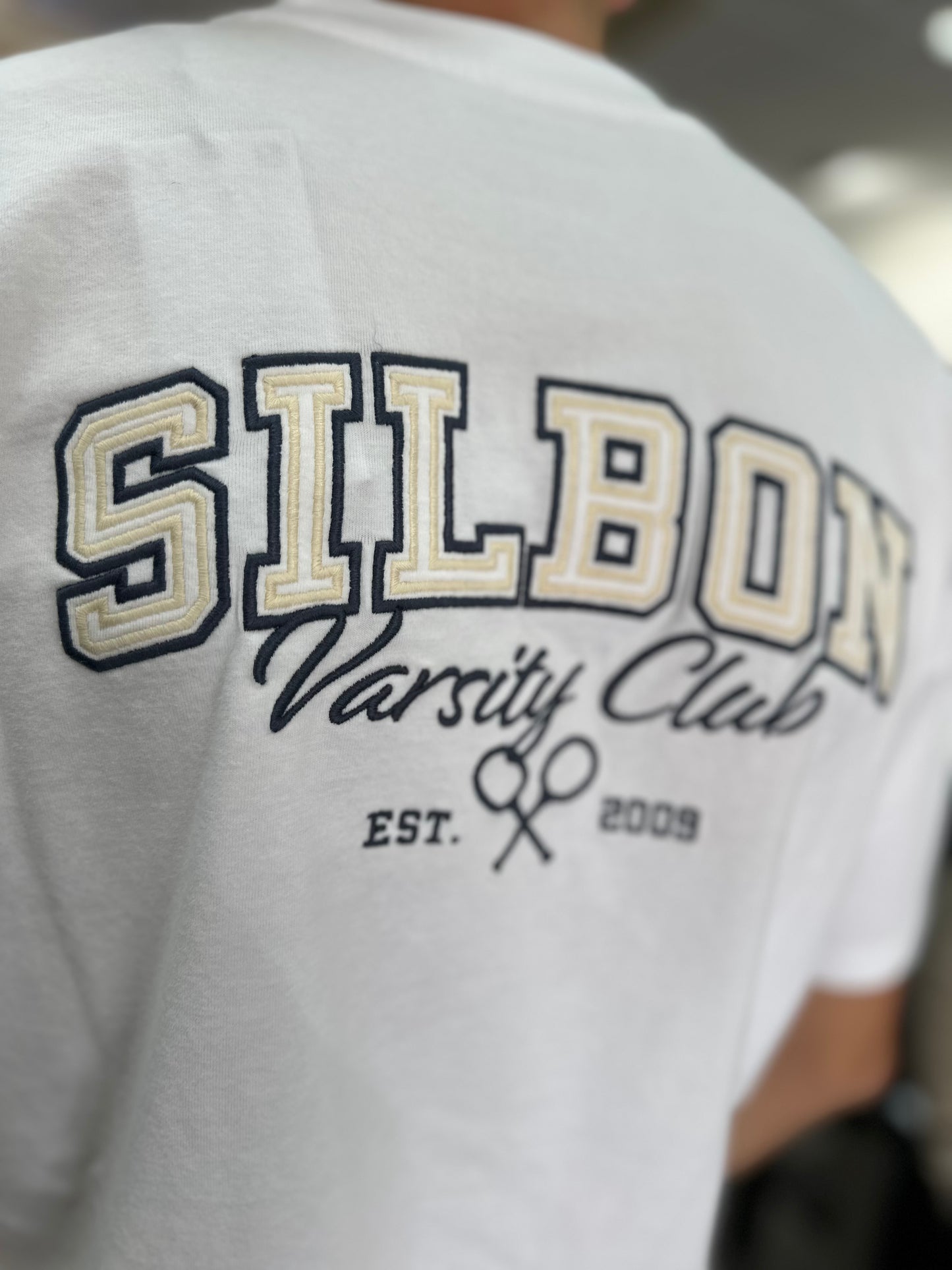 CAMISETA SILBON BLANCA LOGO BORDADO EN LA ESPALDA