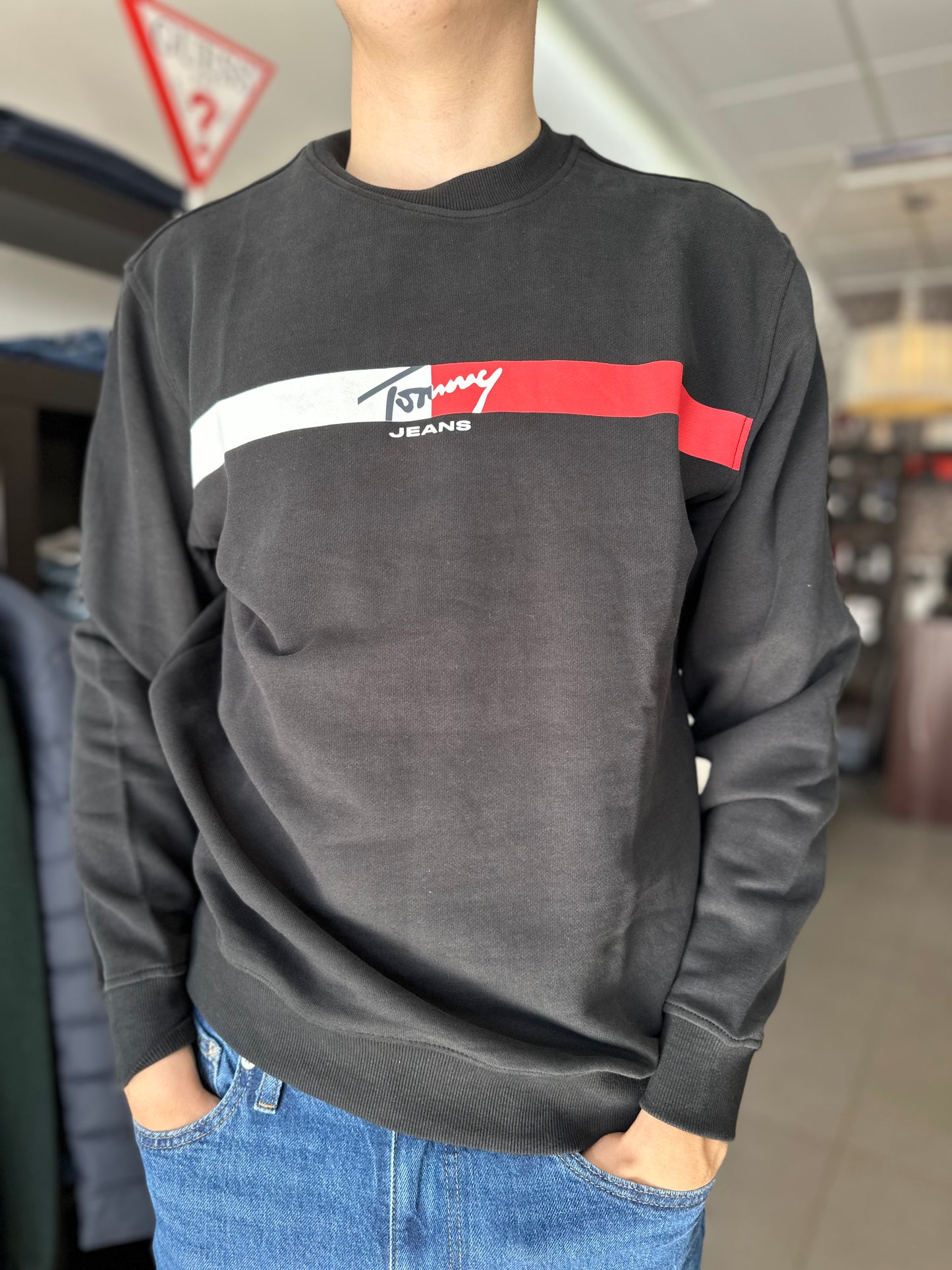 SUDADERA TOMMY NEGRA LOGO BANDA