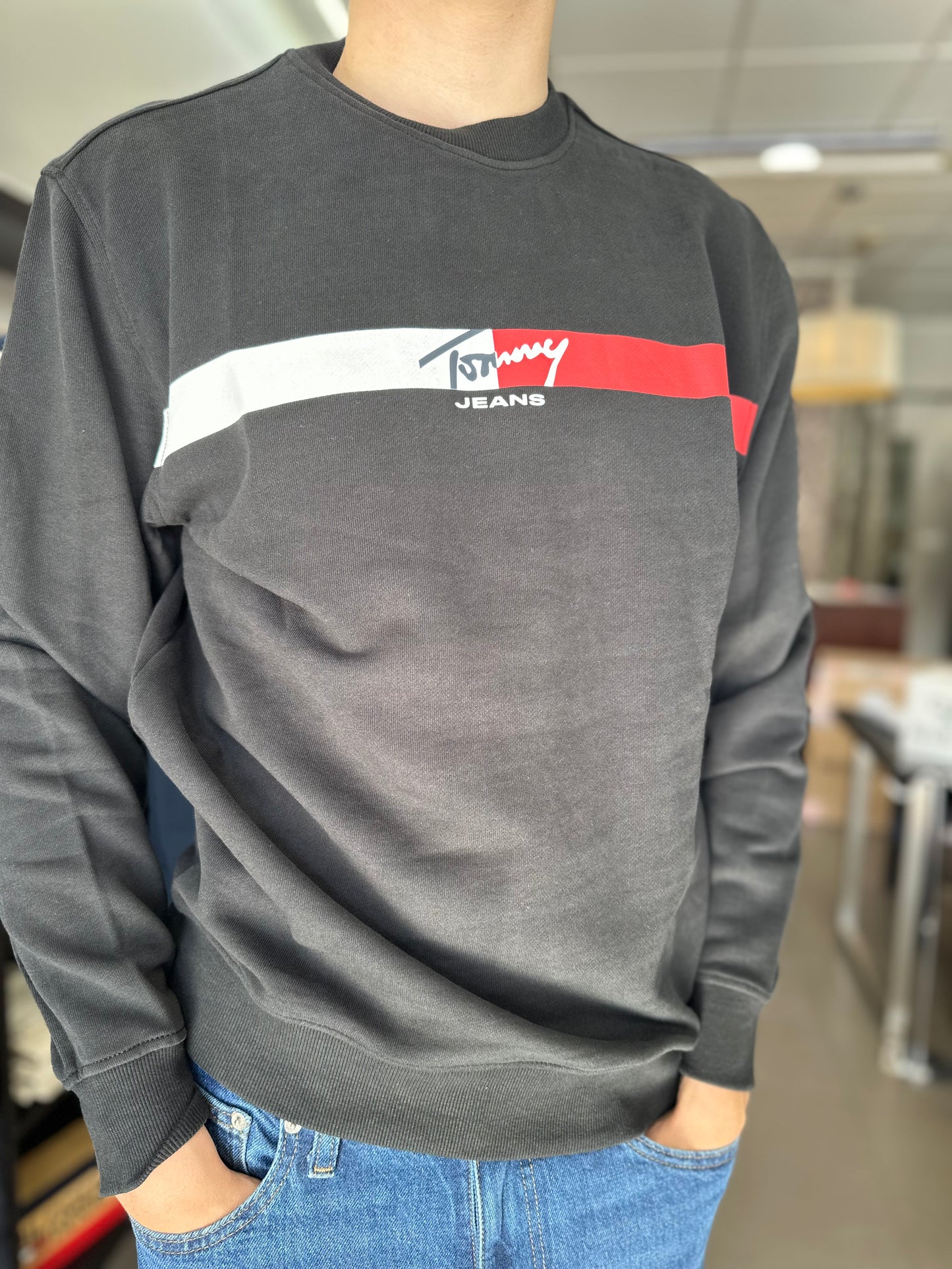 SUDADERA TOMMY NEGRA LOGO BANDA