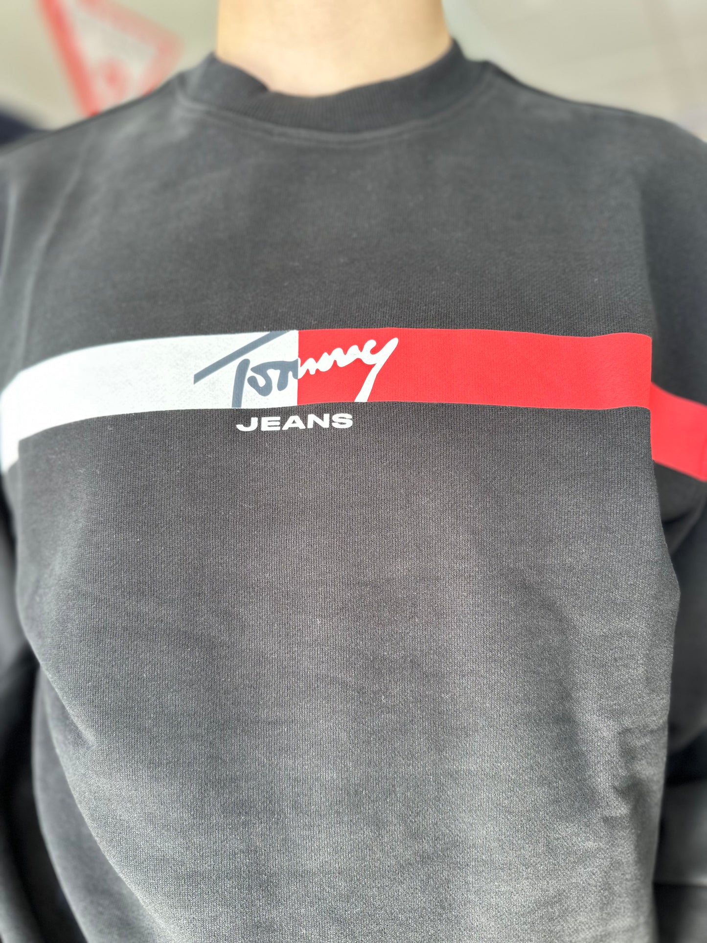 SUDADERA TOMMY NEGRA LOGO BANDA