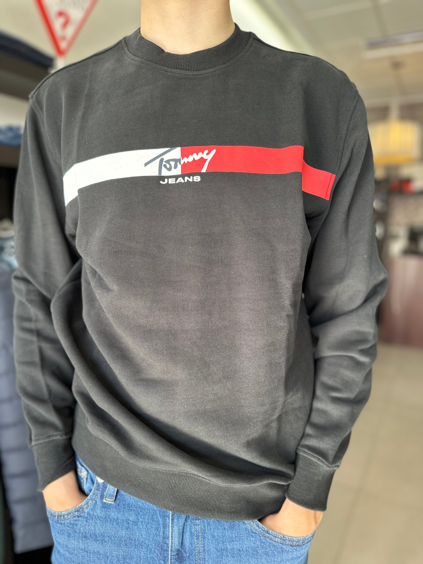 SUDADERA TOMMY NEGRA LOGO BANDA