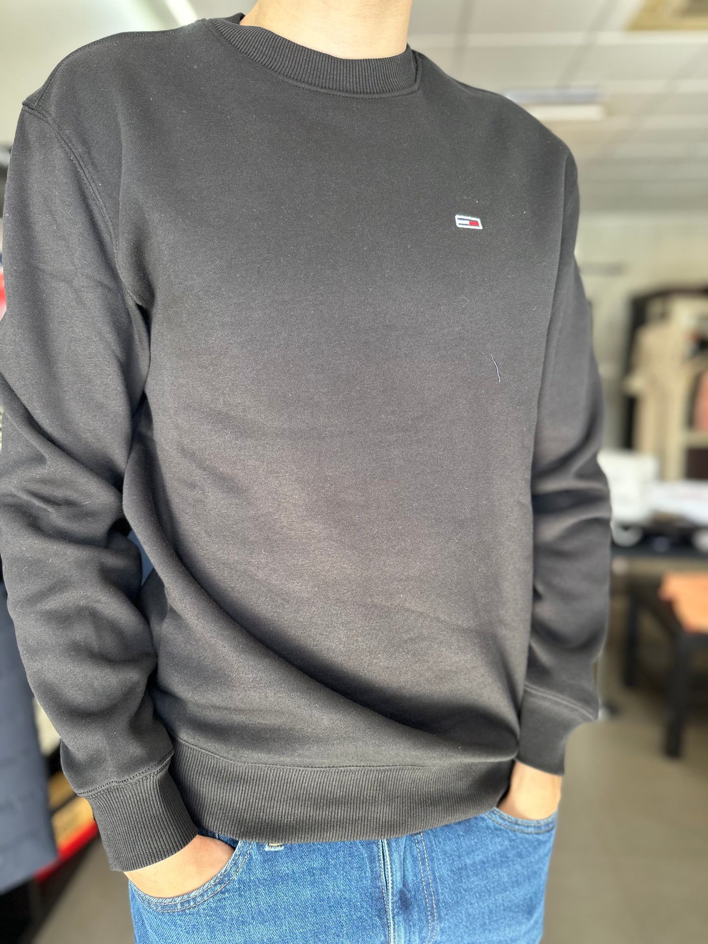 SUDADERA TOMMY NEGRA BÁSICA