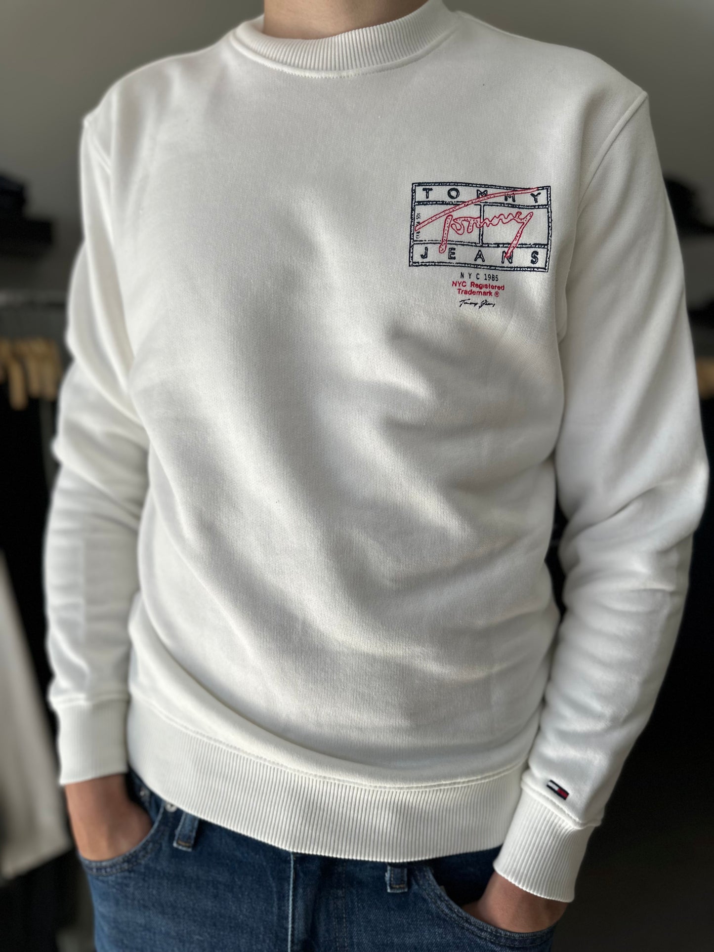 SUDADERA TOMMY LOGO ESPALDA BLANCA