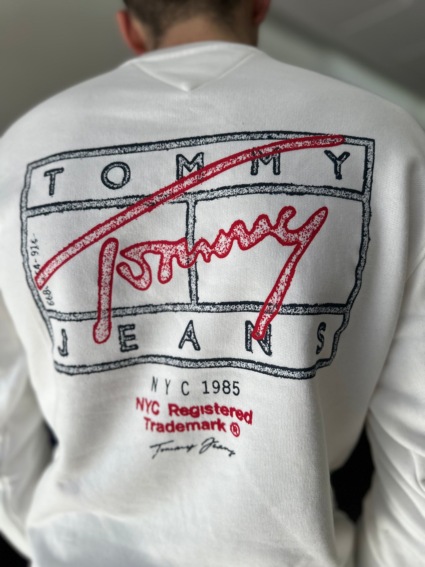 SUDADERA TOMMY LOGO ESPALDA BLANCA