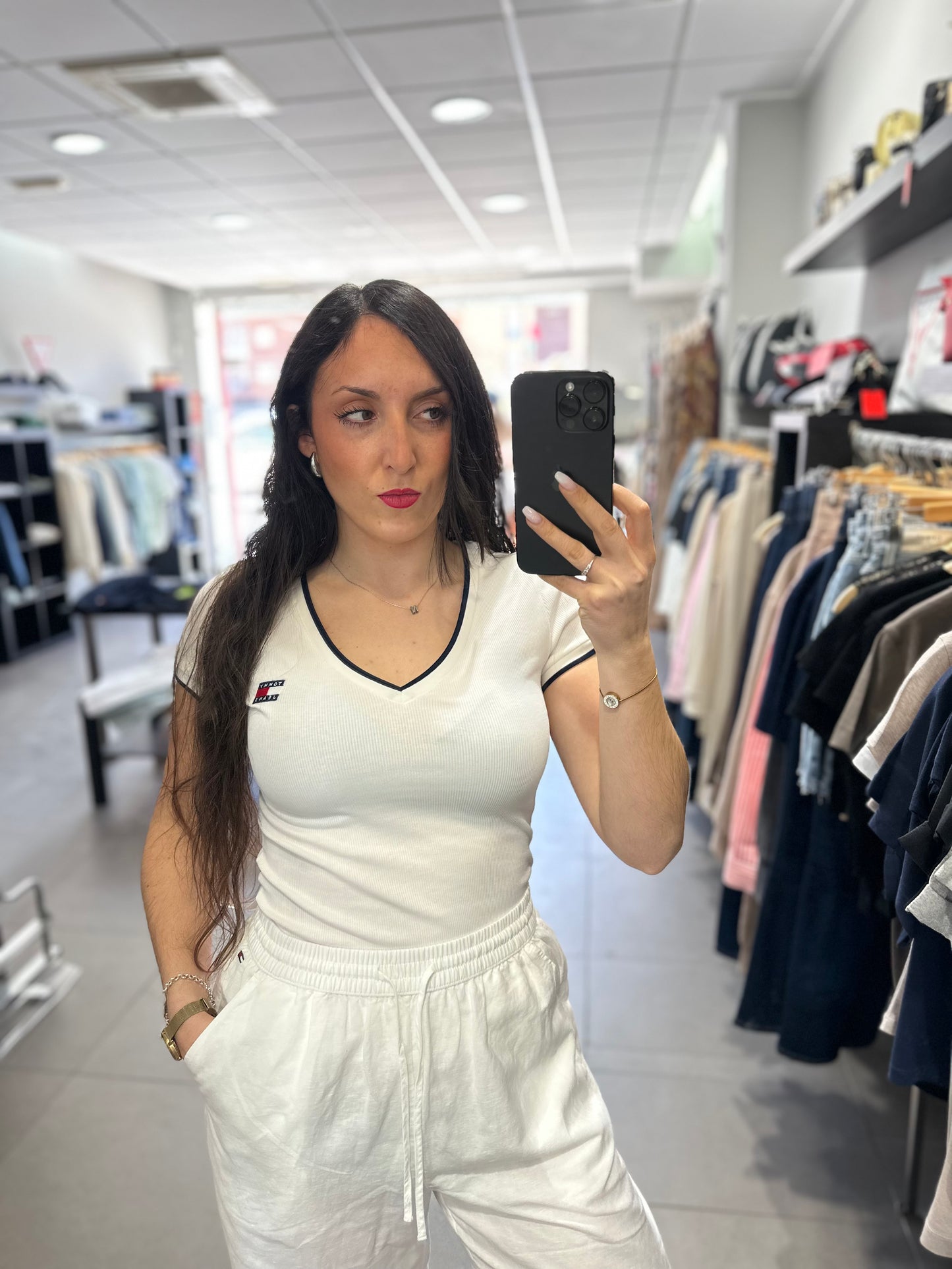 CAMISETA TOMMY CANALÉ CUELLO PICO BLANCO CON VIVO EN  MARINO