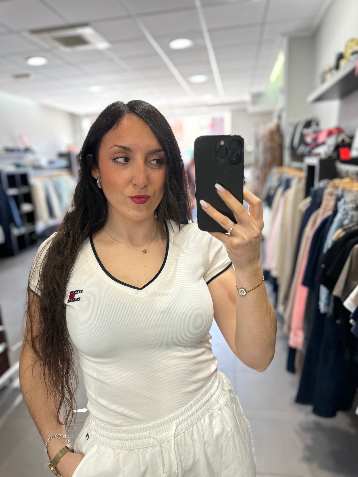 CAMISETA TOMMY CANALÉ CUELLO PICO BLANCO CON VIVO EN  MARINO