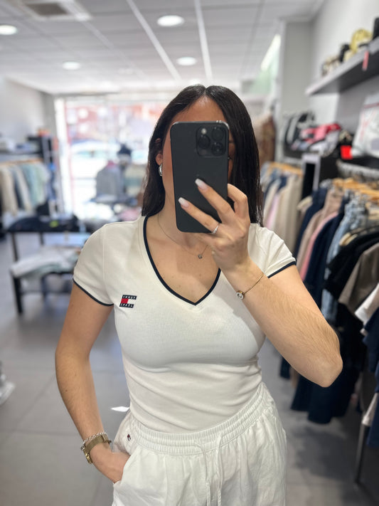 CAMISETA TOMMY CANALÉ CUELLO PICO BLANCO CON VIVO EN  MARINO