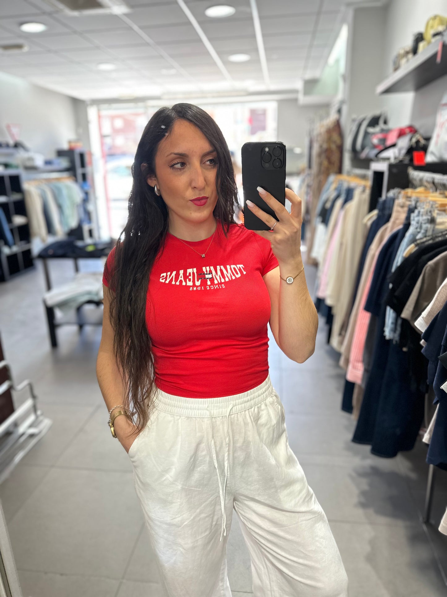 CAMISETA TOMMY CANALÉ ROJO CEREZA CON LOGO OVALADO