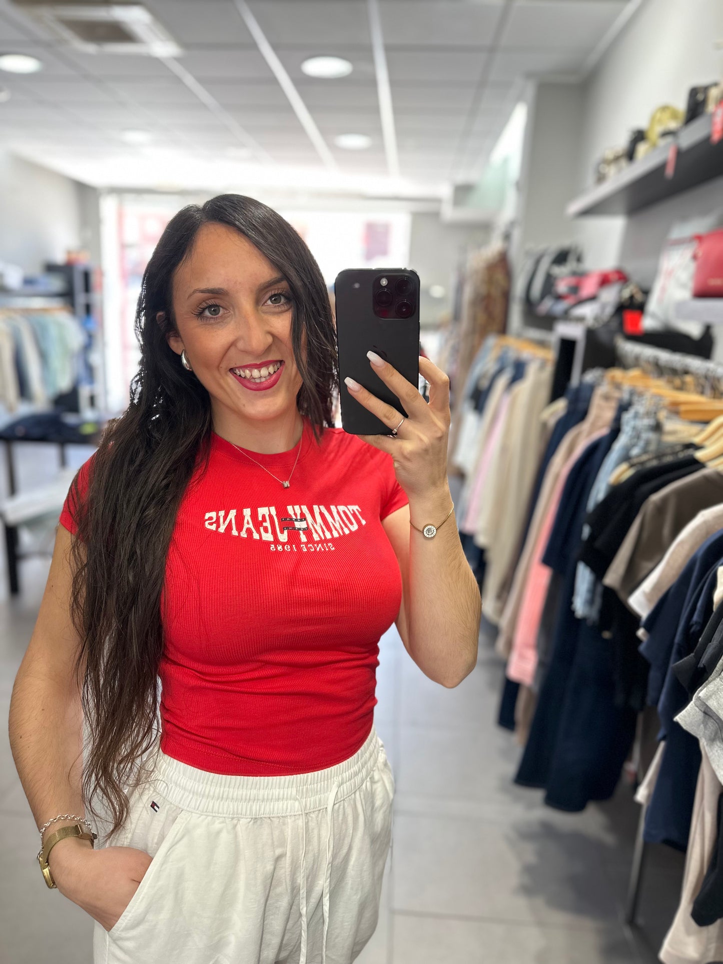 CAMISETA TOMMY CANALÉ ROJO CEREZA CON LOGO OVALADO