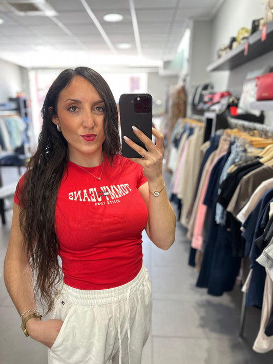 CAMISETA TOMMY CANALÉ ROJO CEREZA CON LOGO OVALADO