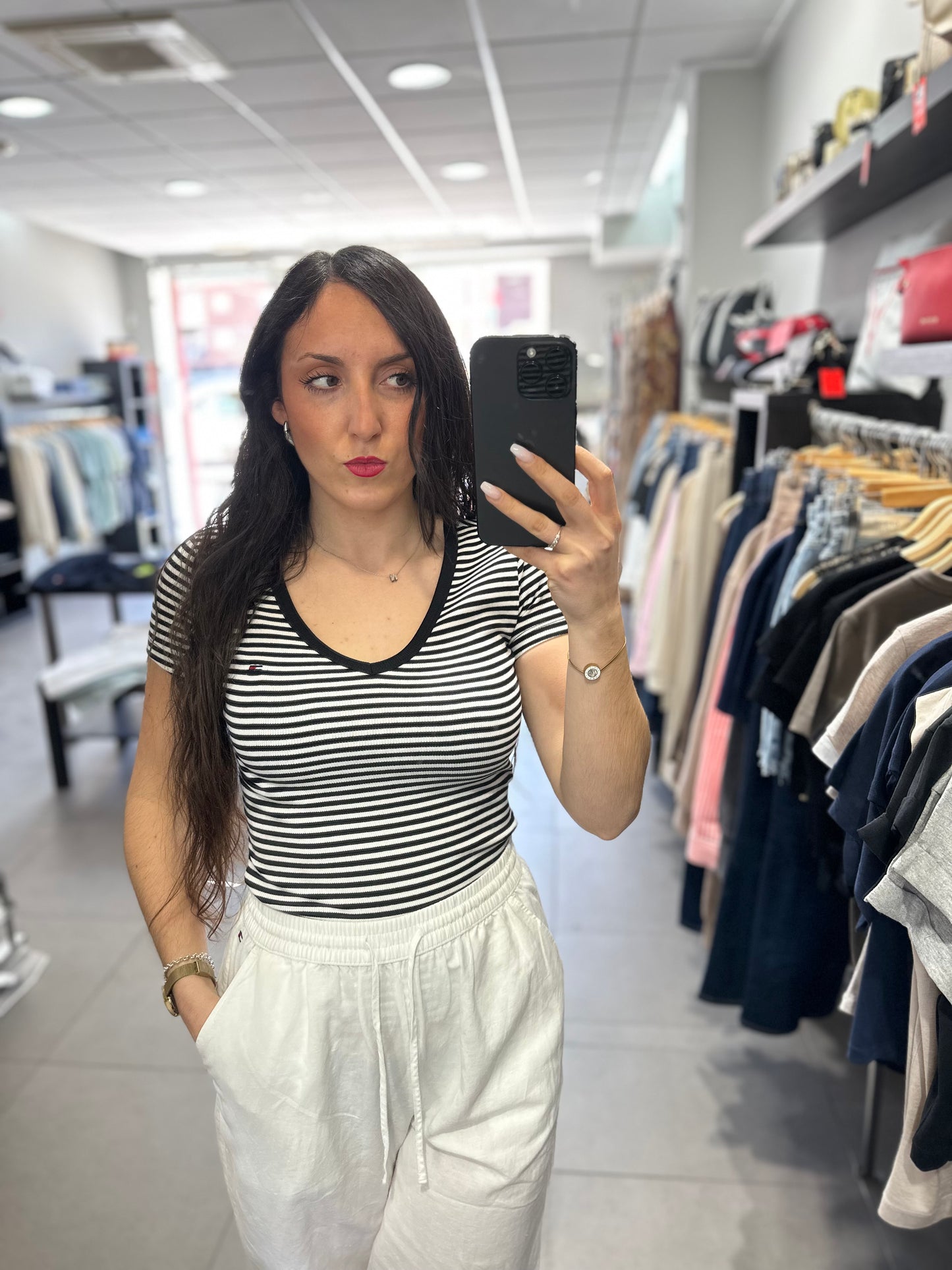 CAMISETA TOMMY CANALÉ CUELLO PICO A RAYAS NEGRO Y BLANCO