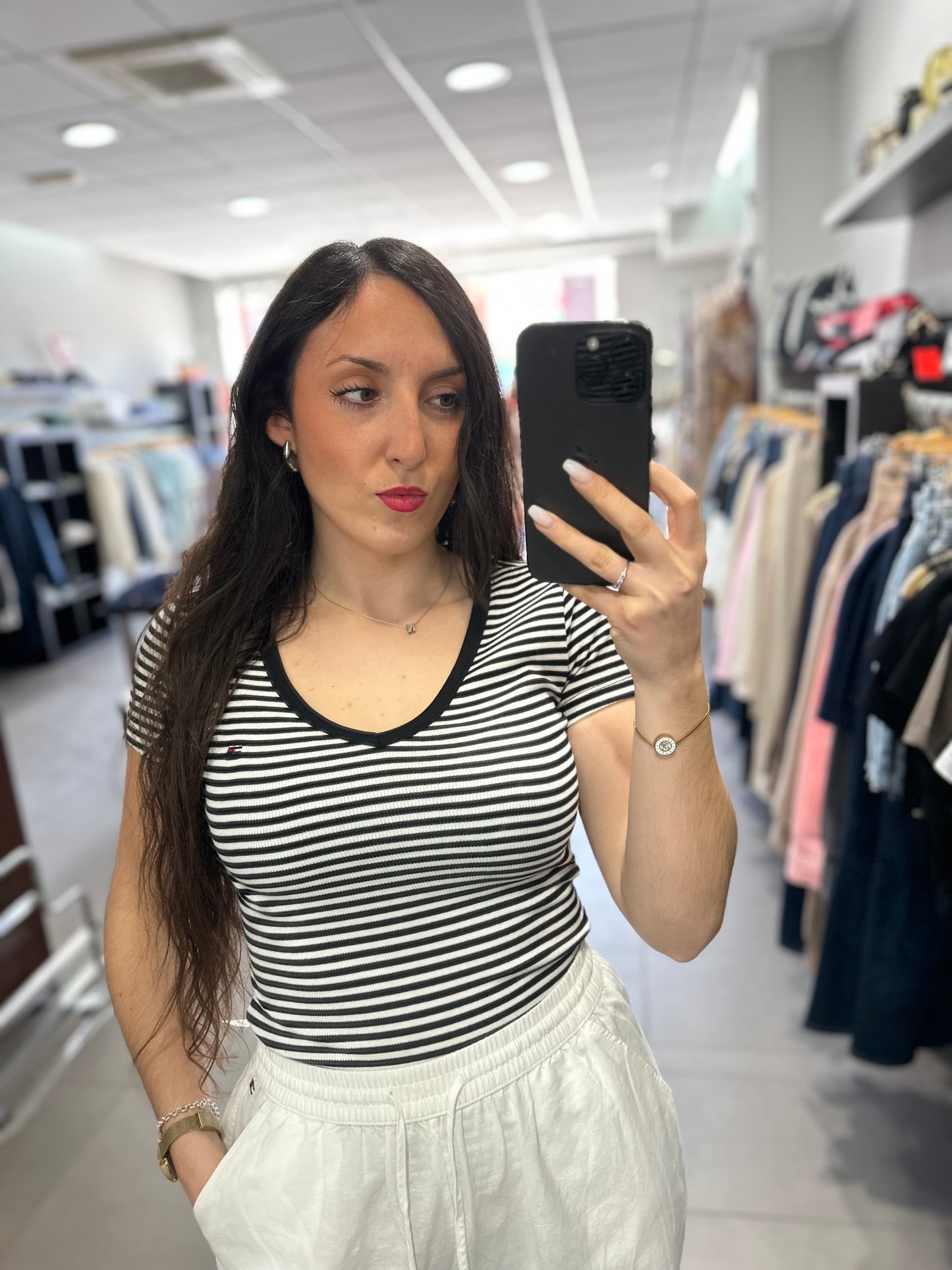 CAMISETA TOMMY CANALÉ CUELLO PICO A RAYAS NEGRO Y BLANCO