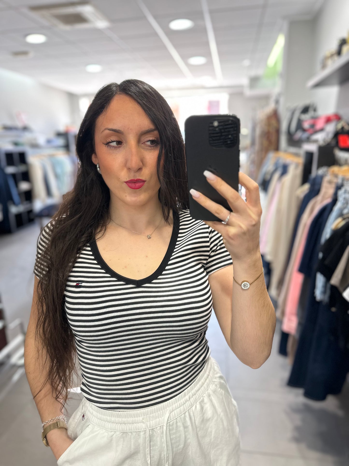 CAMISETA TOMMY CANALÉ CUELLO PICO A RAYAS NEGRO Y BLANCO