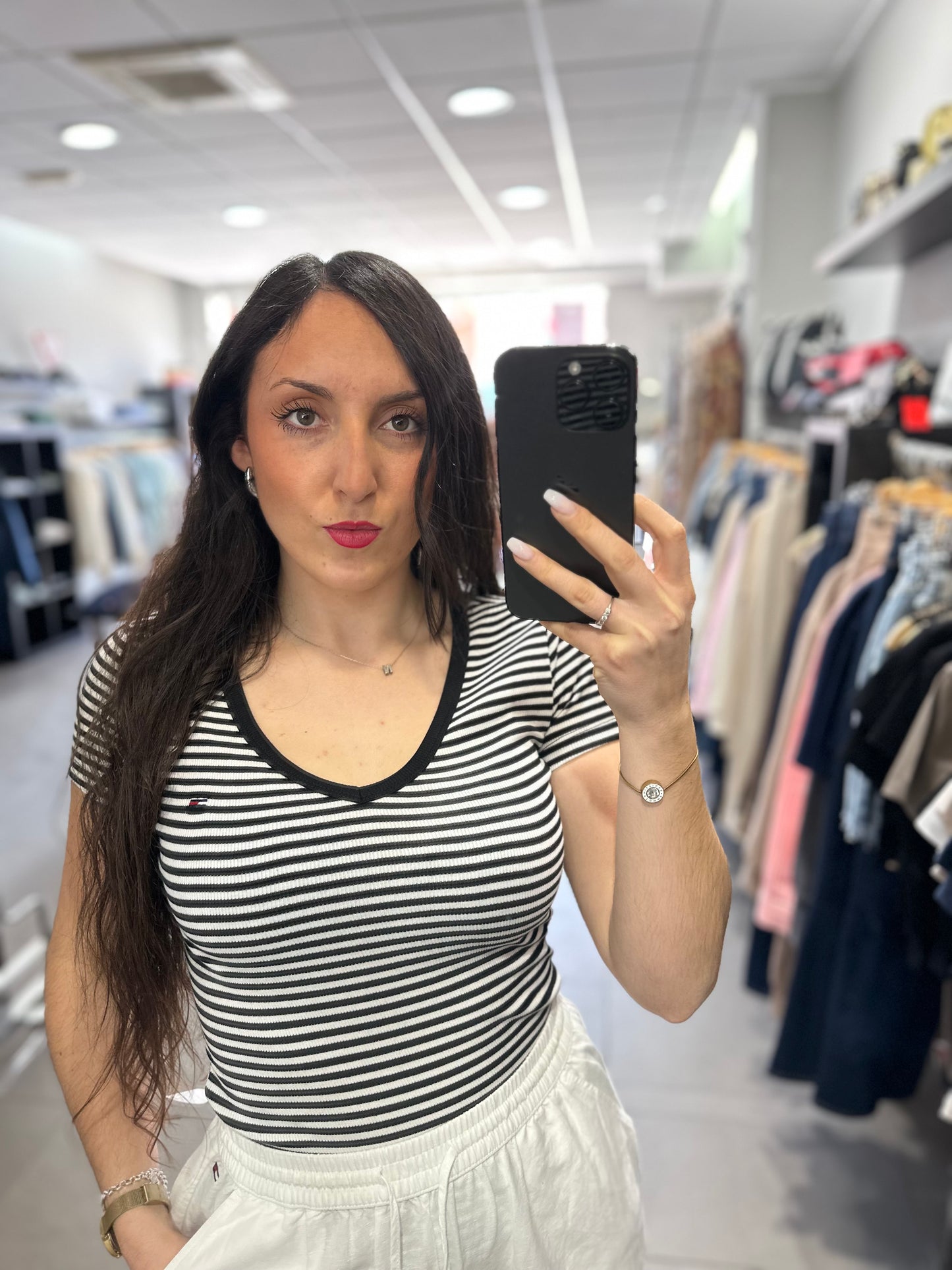 CAMISETA TOMMY CANALÉ CUELLO PICO A RAYAS NEGRO Y BLANCO