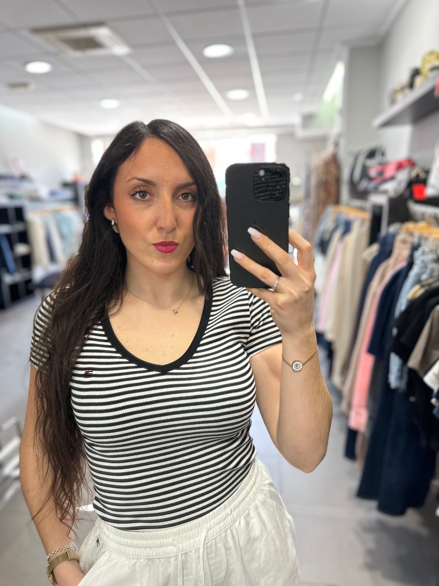 CAMISETA TOMMY CANALÉ CUELLO PICO A RAYAS NEGRO Y BLANCO
