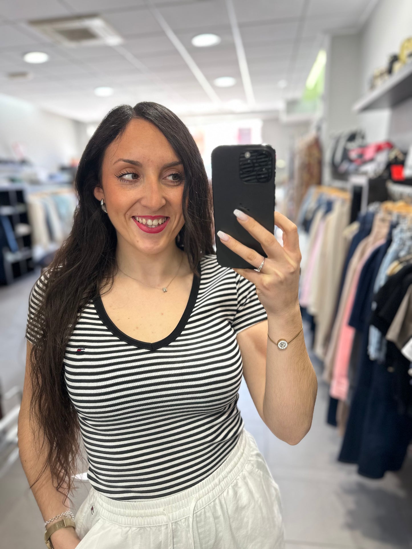 CAMISETA TOMMY CANALÉ CUELLO PICO A RAYAS NEGRO Y BLANCO