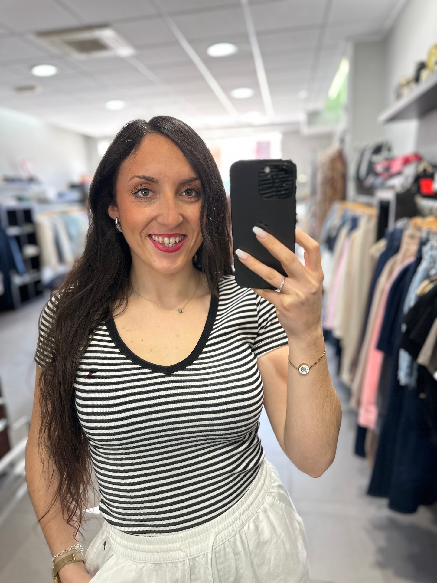 CAMISETA TOMMY CANALÉ CUELLO PICO A RAYAS NEGRO Y BLANCO