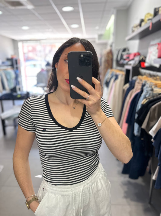 CAMISETA TOMMY CANALÉ CUELLO PICO A RAYAS NEGRO Y BLANCO