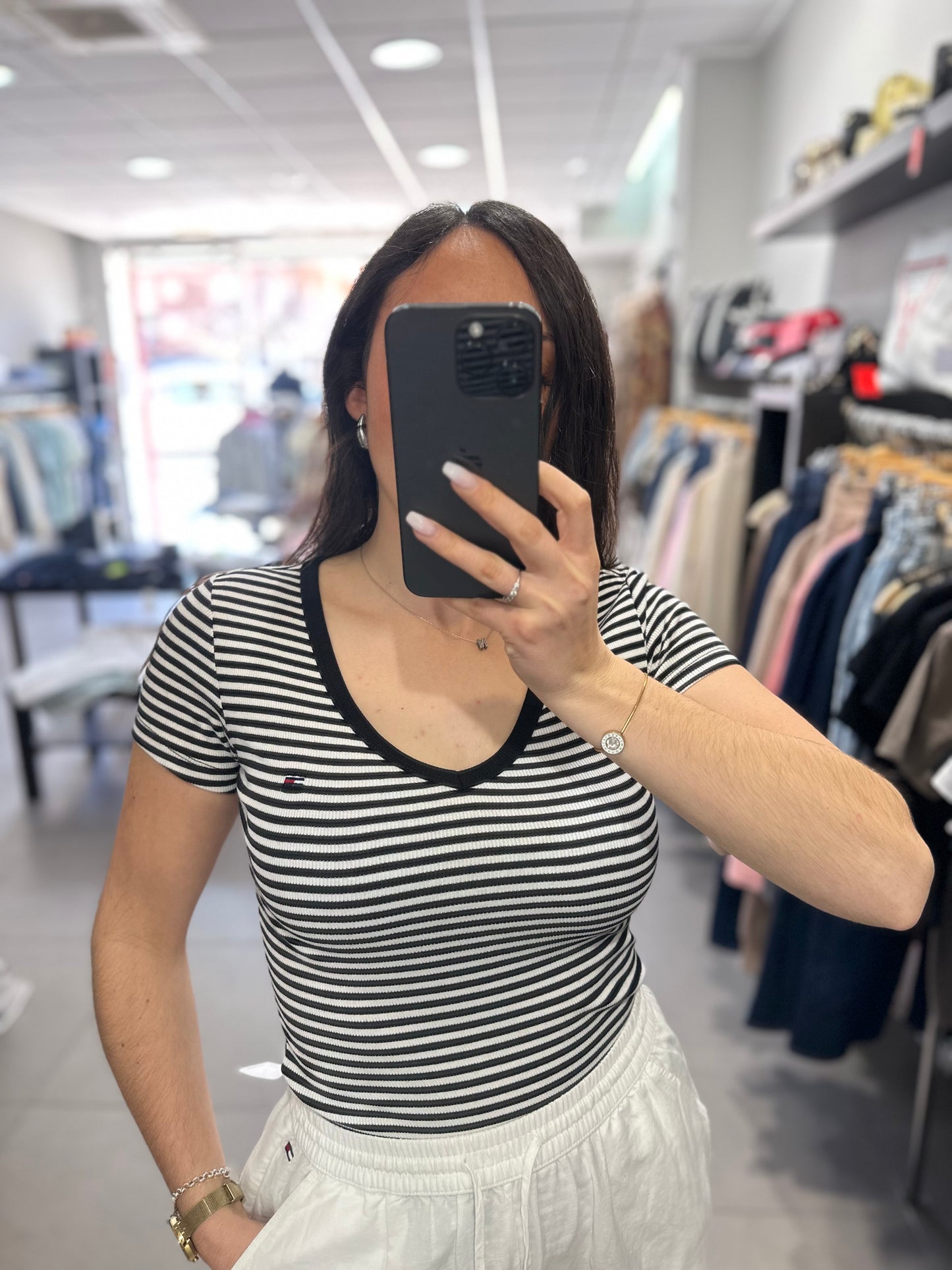 CAMISETA TOMMY CANALÉ CUELLO PICO A RAYAS NEGRO Y BLANCO