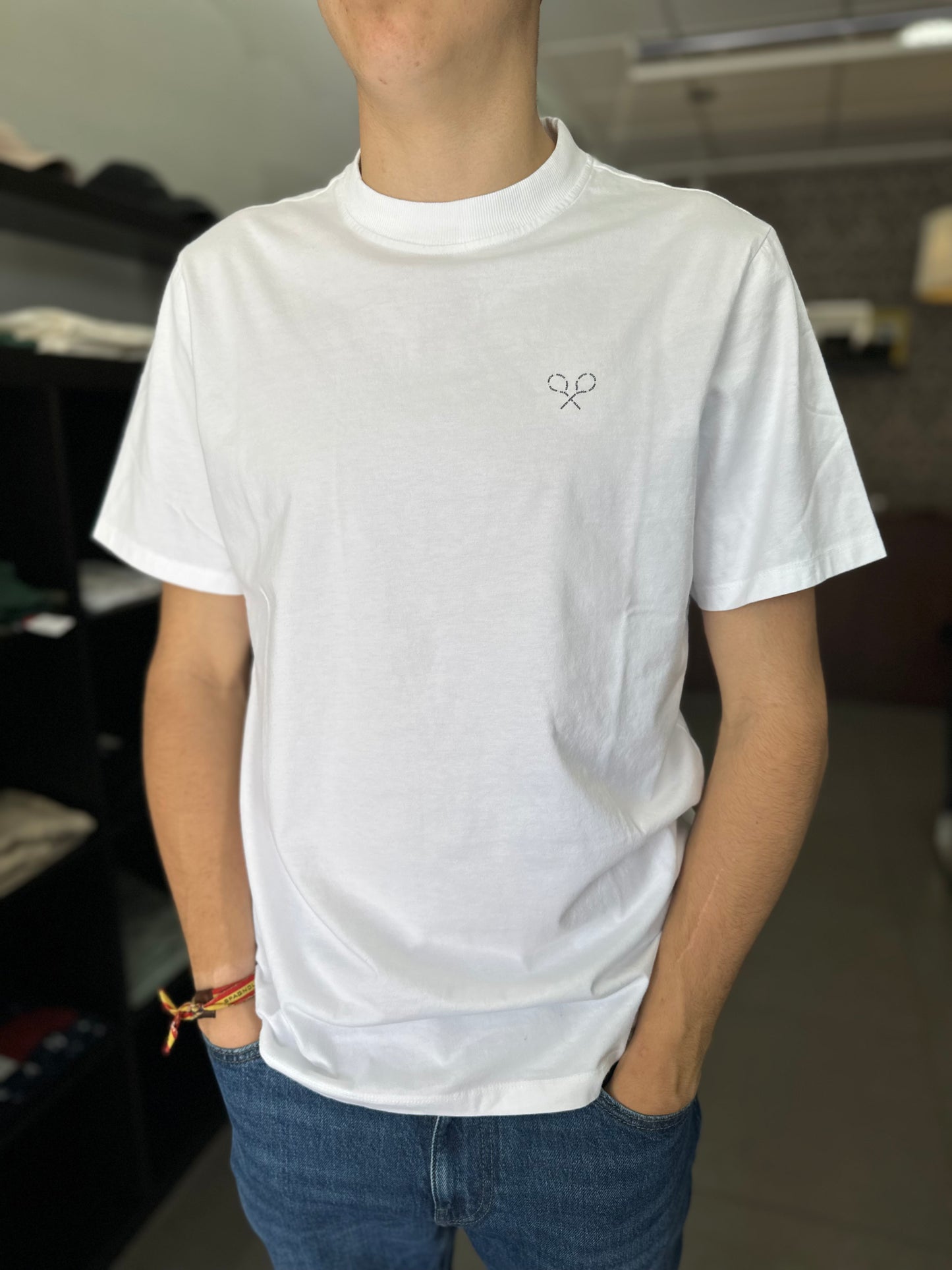 CAMISETA SILBON BLANCA CON LOGO RAQUETAS ESCRITO MARINO