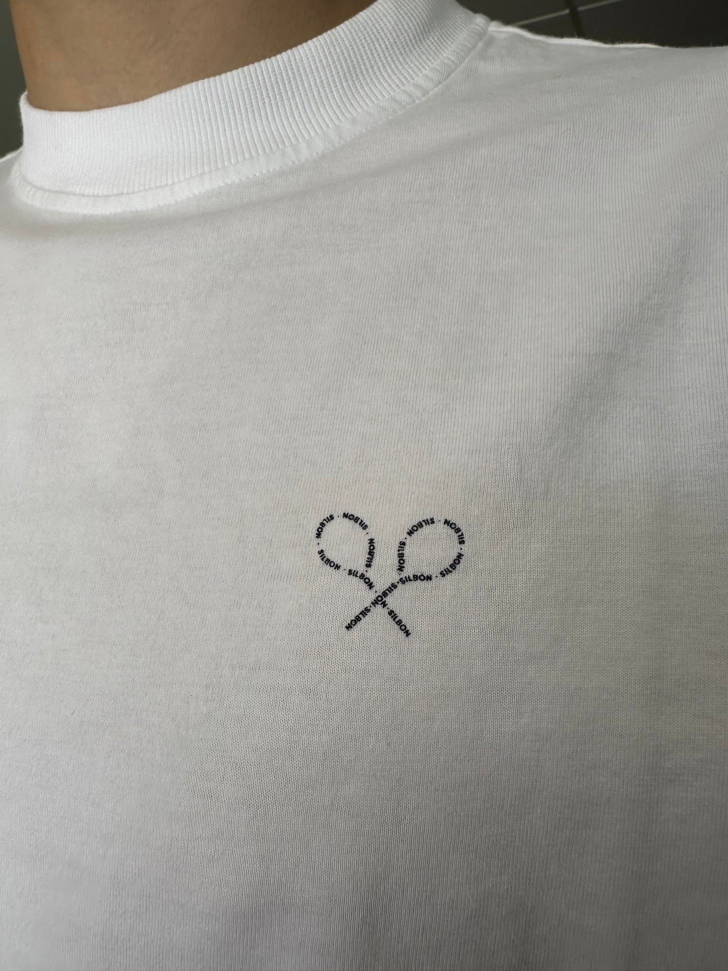 CAMISETA SILBON BLANCA CON LOGO RAQUETAS ESCRITO MARINO