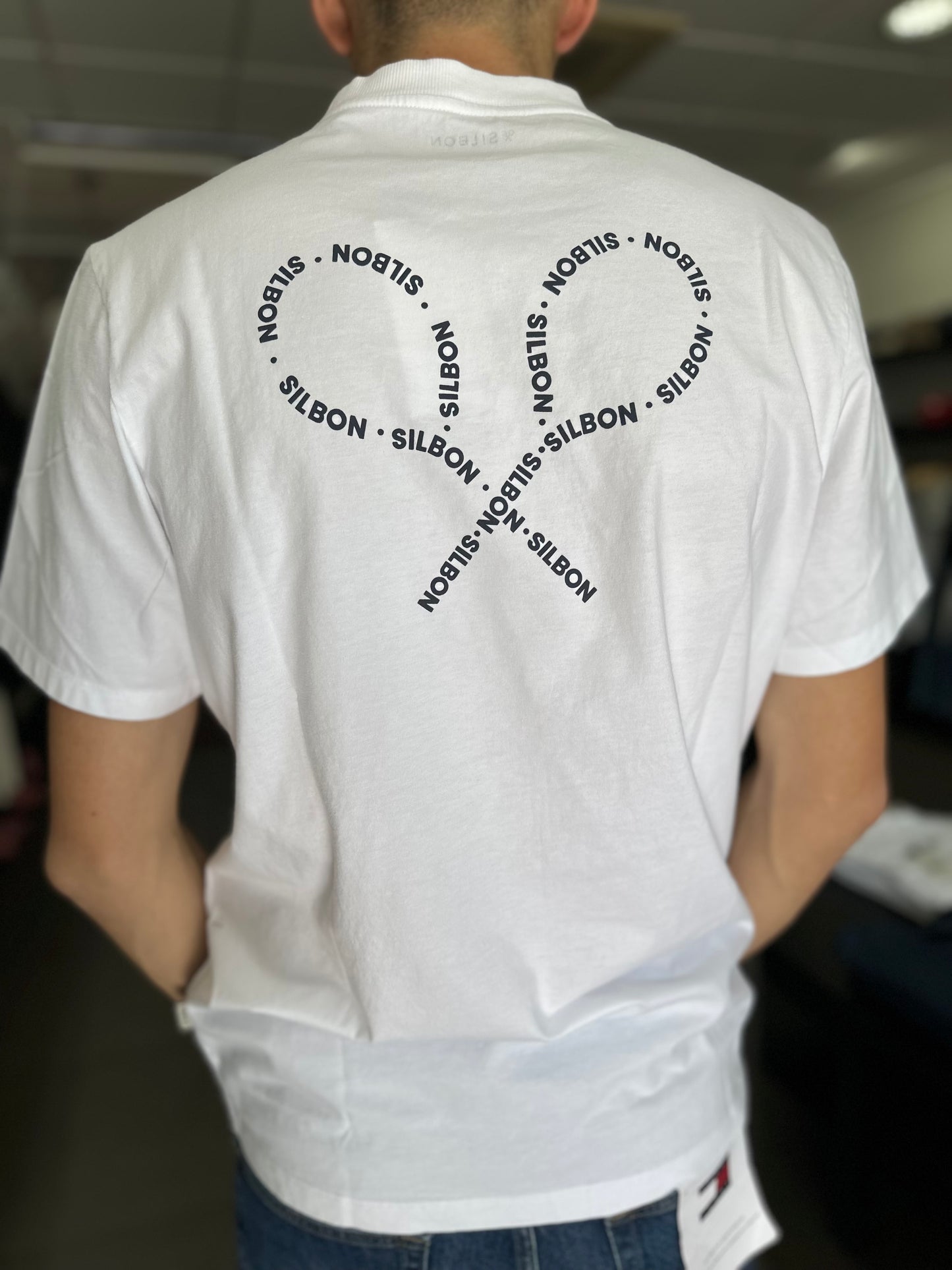 CAMISETA SILBON BLANCA CON LOGO RAQUETAS ESCRITO MARINO