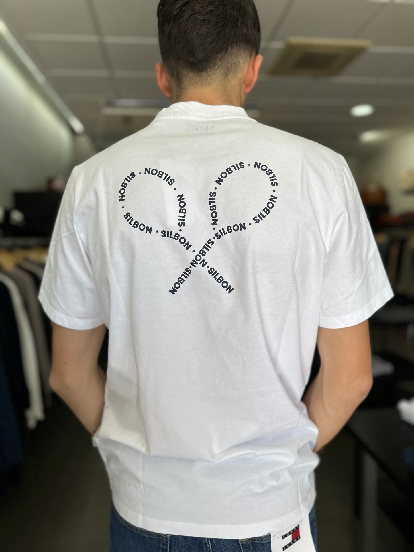 CAMISETA SILBON BLANCA CON LOGO RAQUETAS ESCRITO MARINO