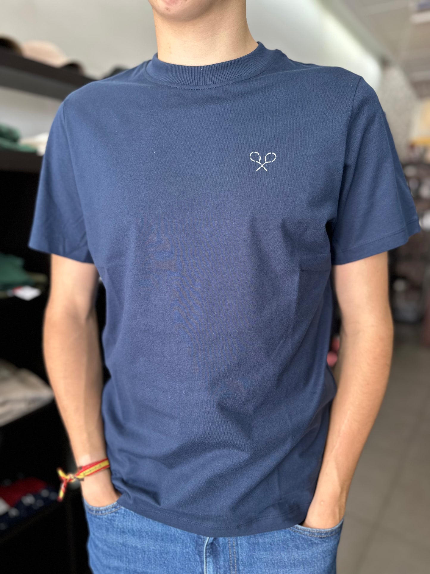 CAMISETA SILBON MARINA CON LOGO EN LA ESPALDA RAQUETAS ESCRITO EN BLANCO