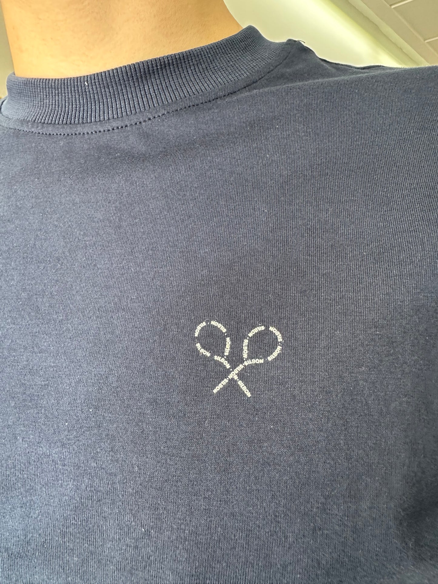 CAMISETA SILBON MARINA CON LOGO EN LA ESPALDA RAQUETAS ESCRITO EN BLANCO