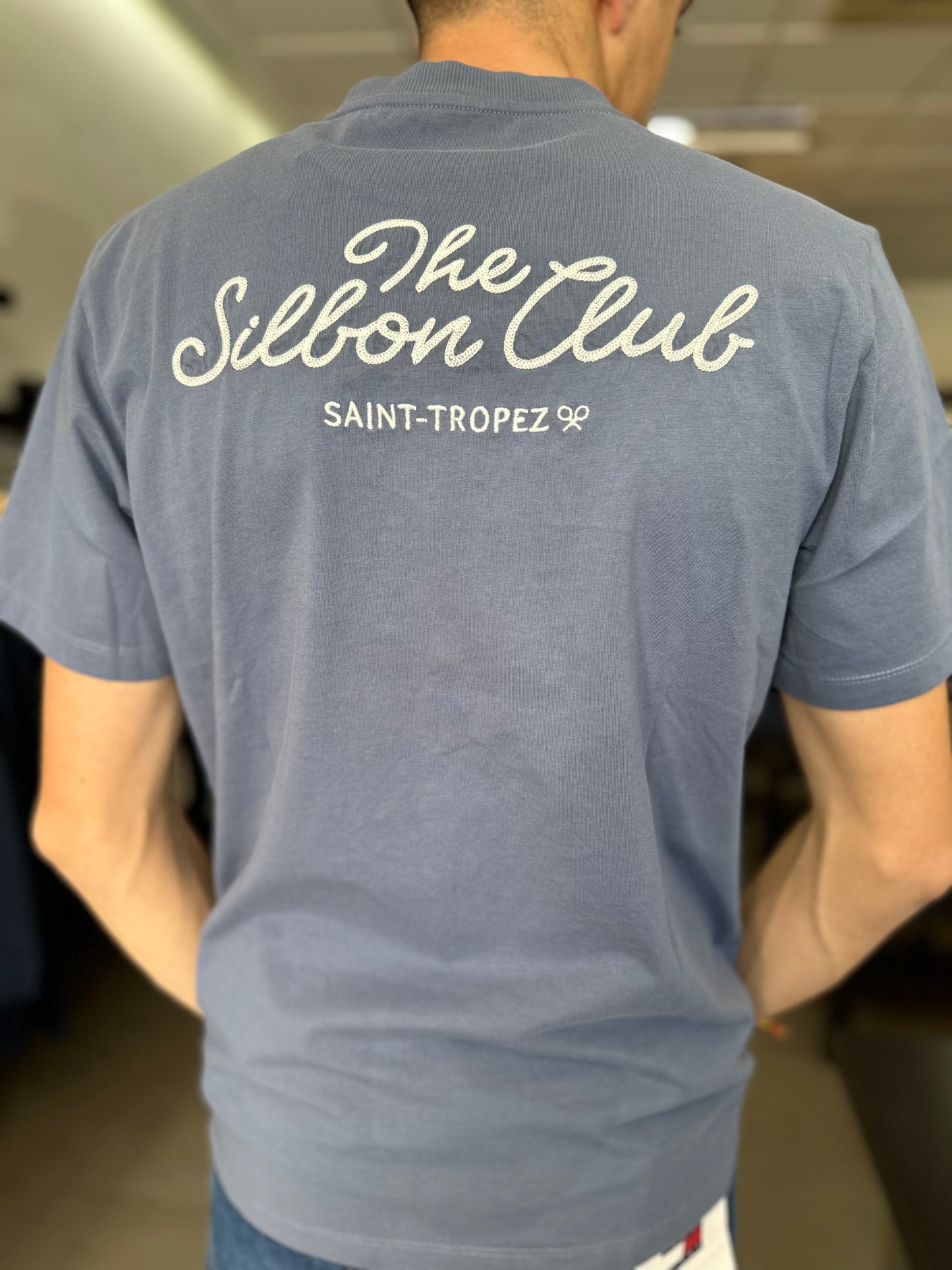 CAMISETA SILBON CON LOGO BORDADO EN LA ESPALDA AZUL INDIGO