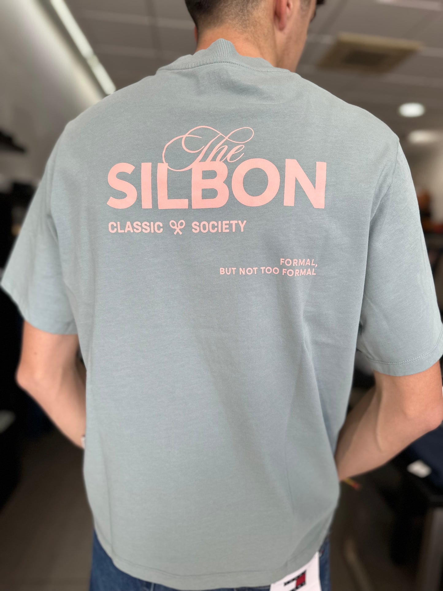 CAMISETA SILBON VERDE PIEDRA CON LOGO EN LA ESPALDA SALMON OVER