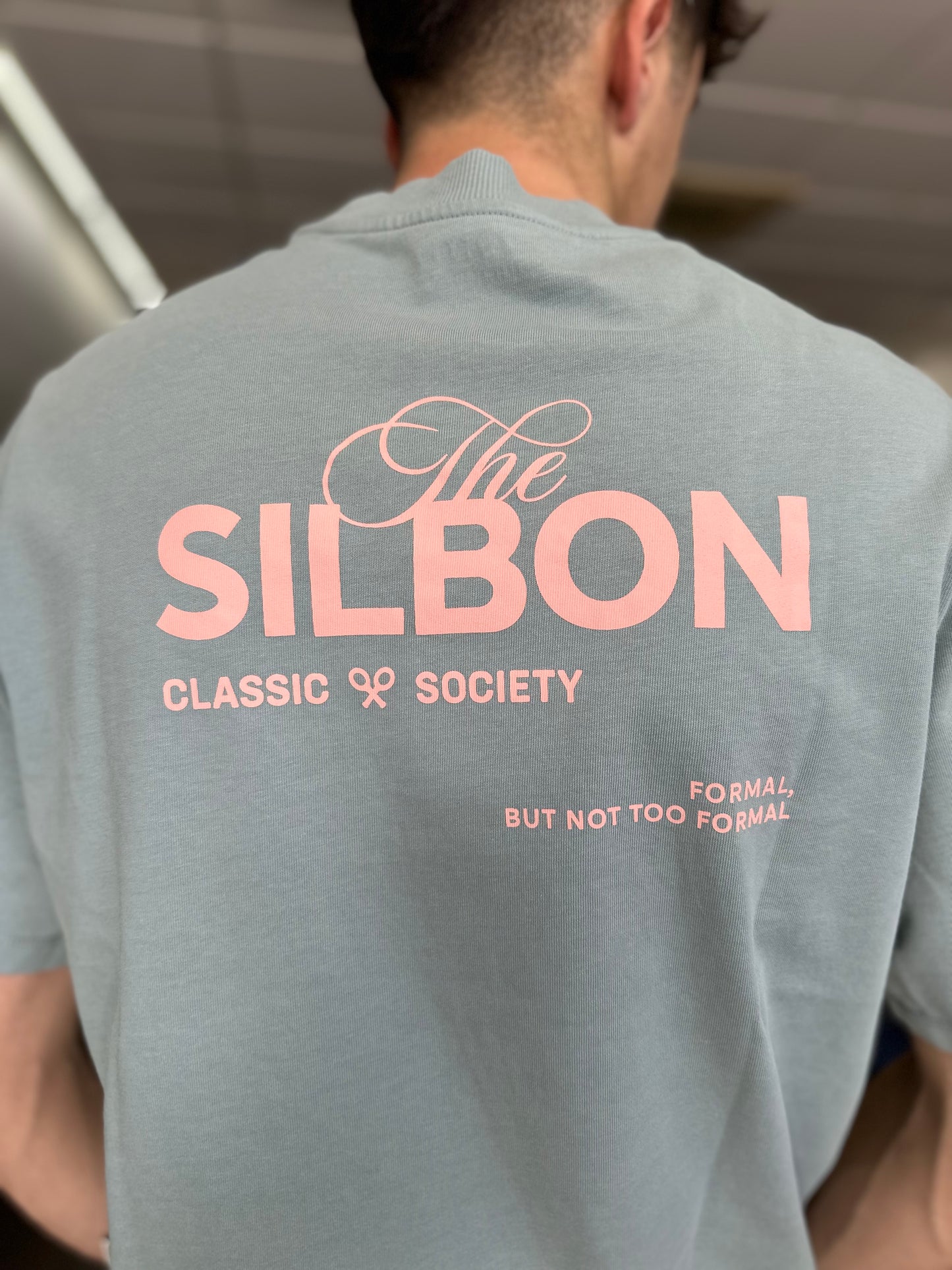 CAMISETA SILBON VERDE PIEDRA CON LOGO EN LA ESPALDA SALMON OVER