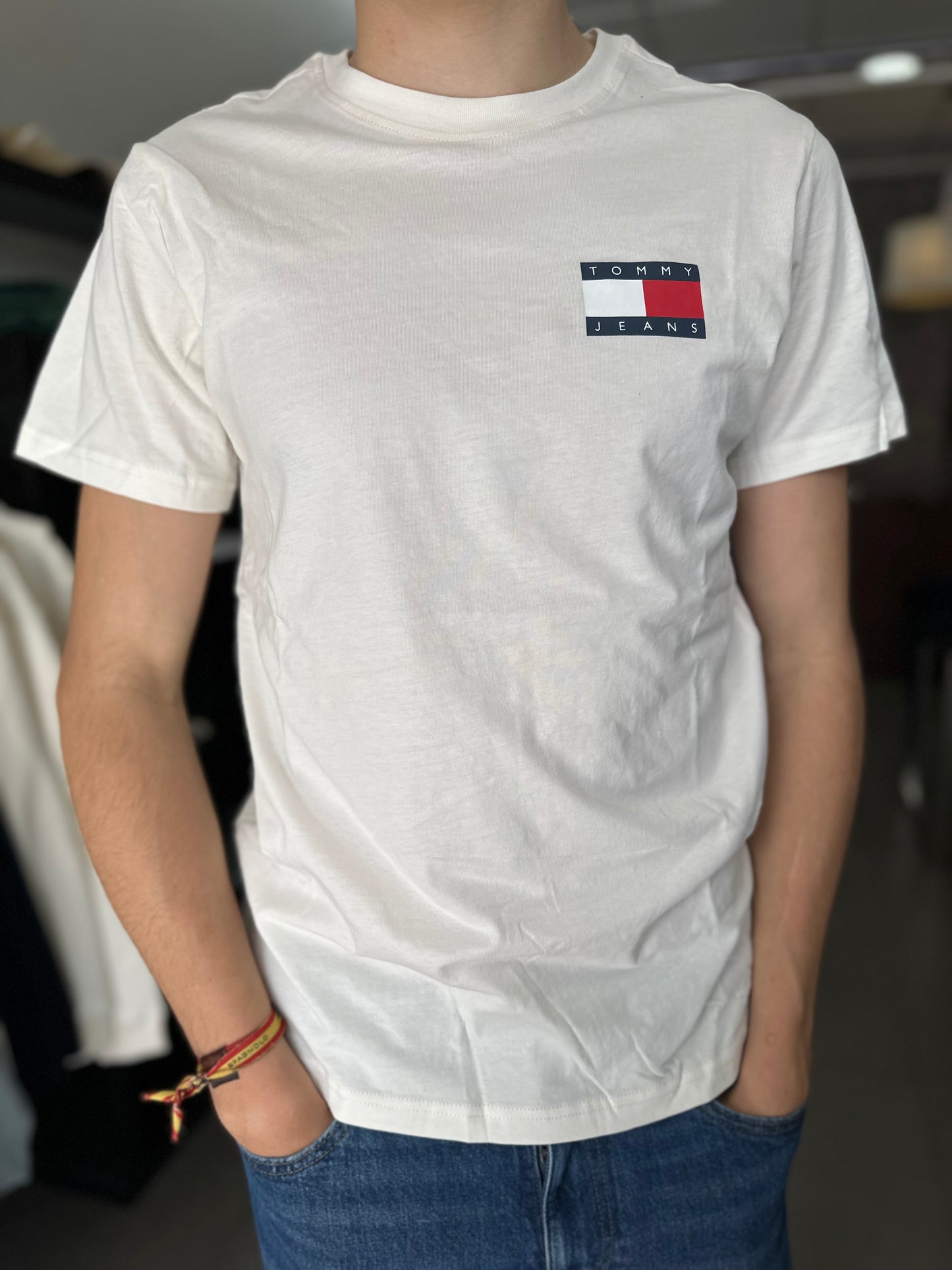 CAMISETA TOMMY BLANCA CON LOGO BANDERA GRANDE EN EL PECHO