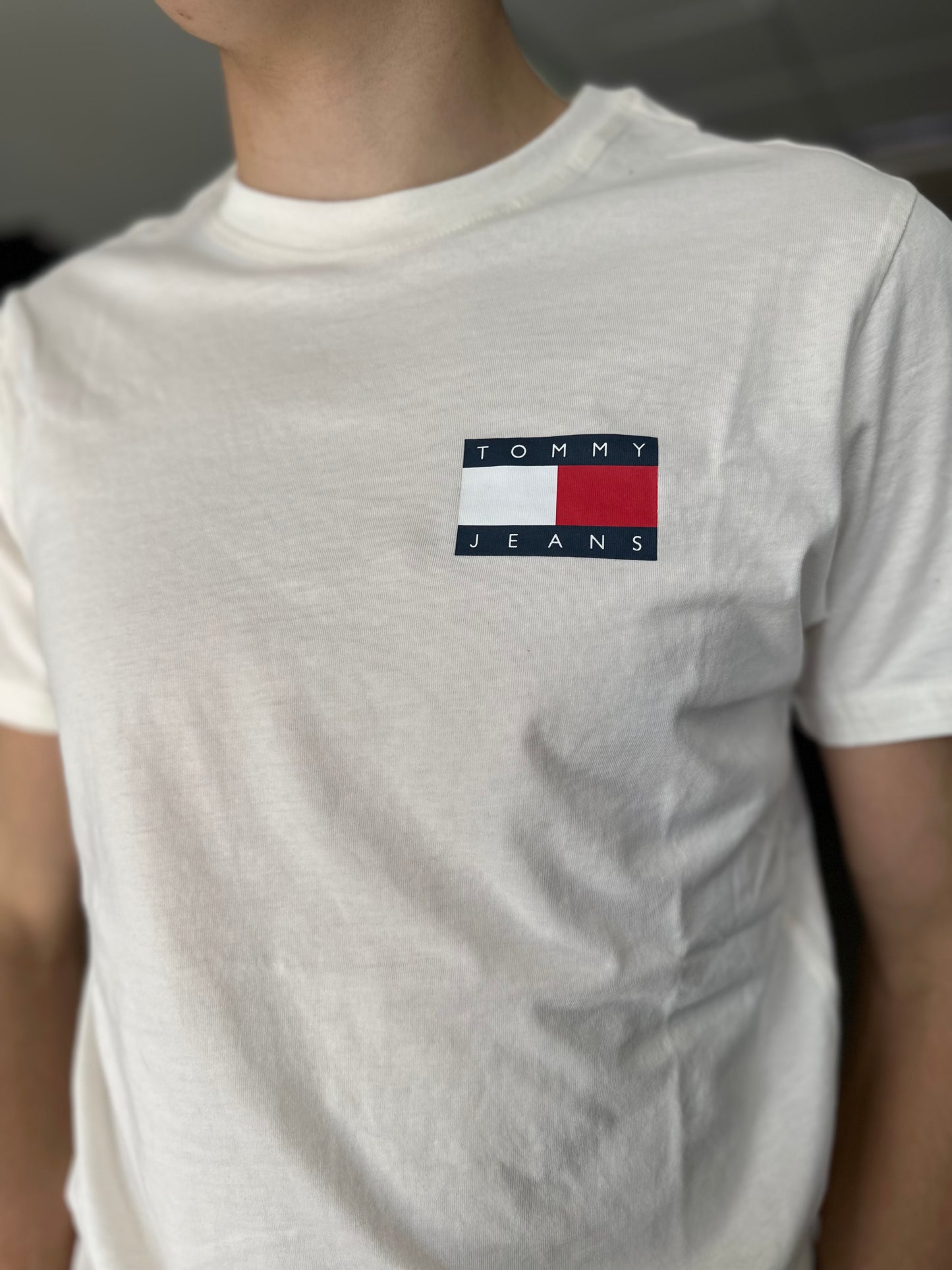 CAMISETA TOMMY BLANCA CON LOGO BANDERA GRANDE EN EL PECHO
