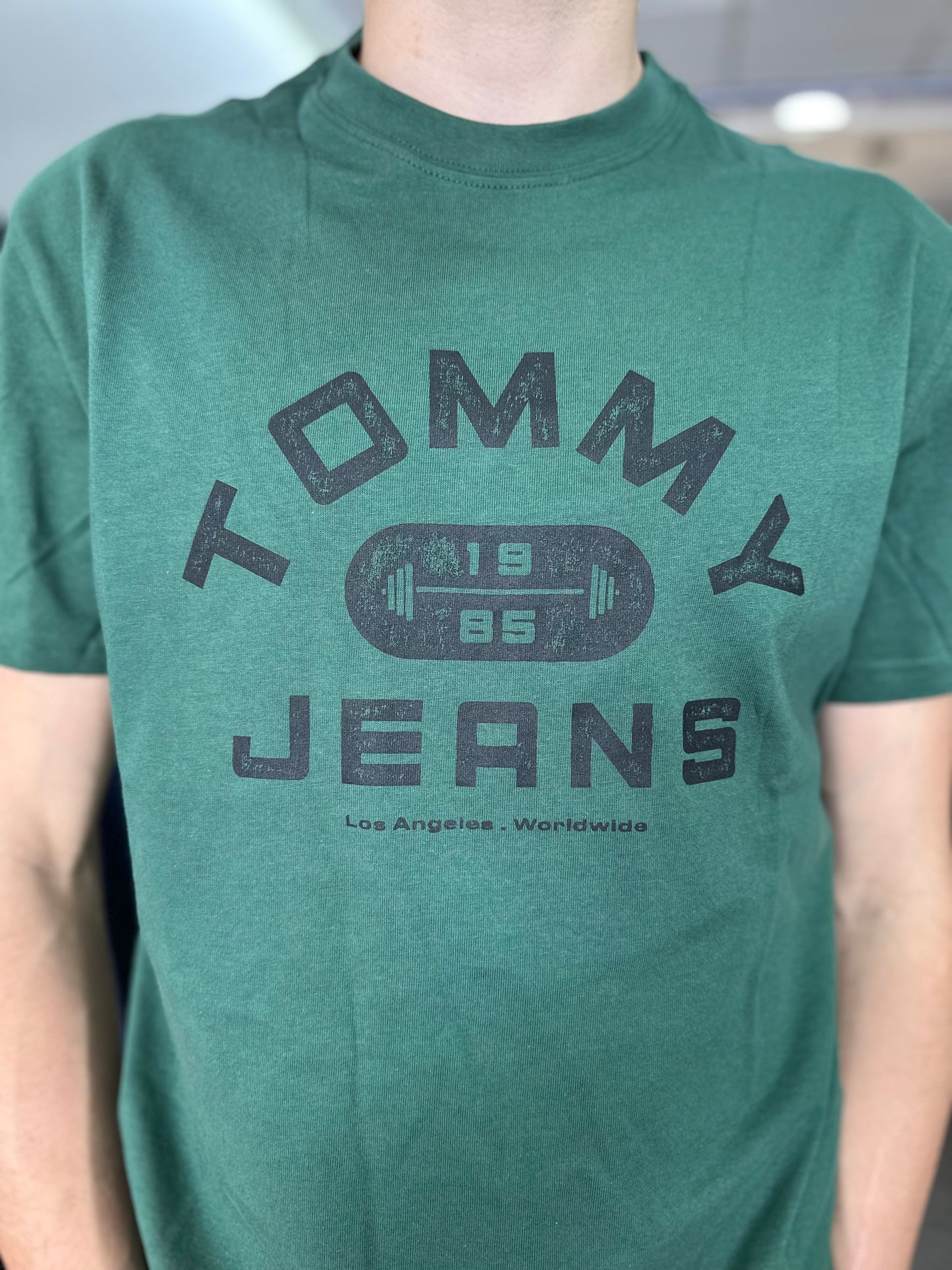 CAMISETA TOMMY VERDE CON LOGO