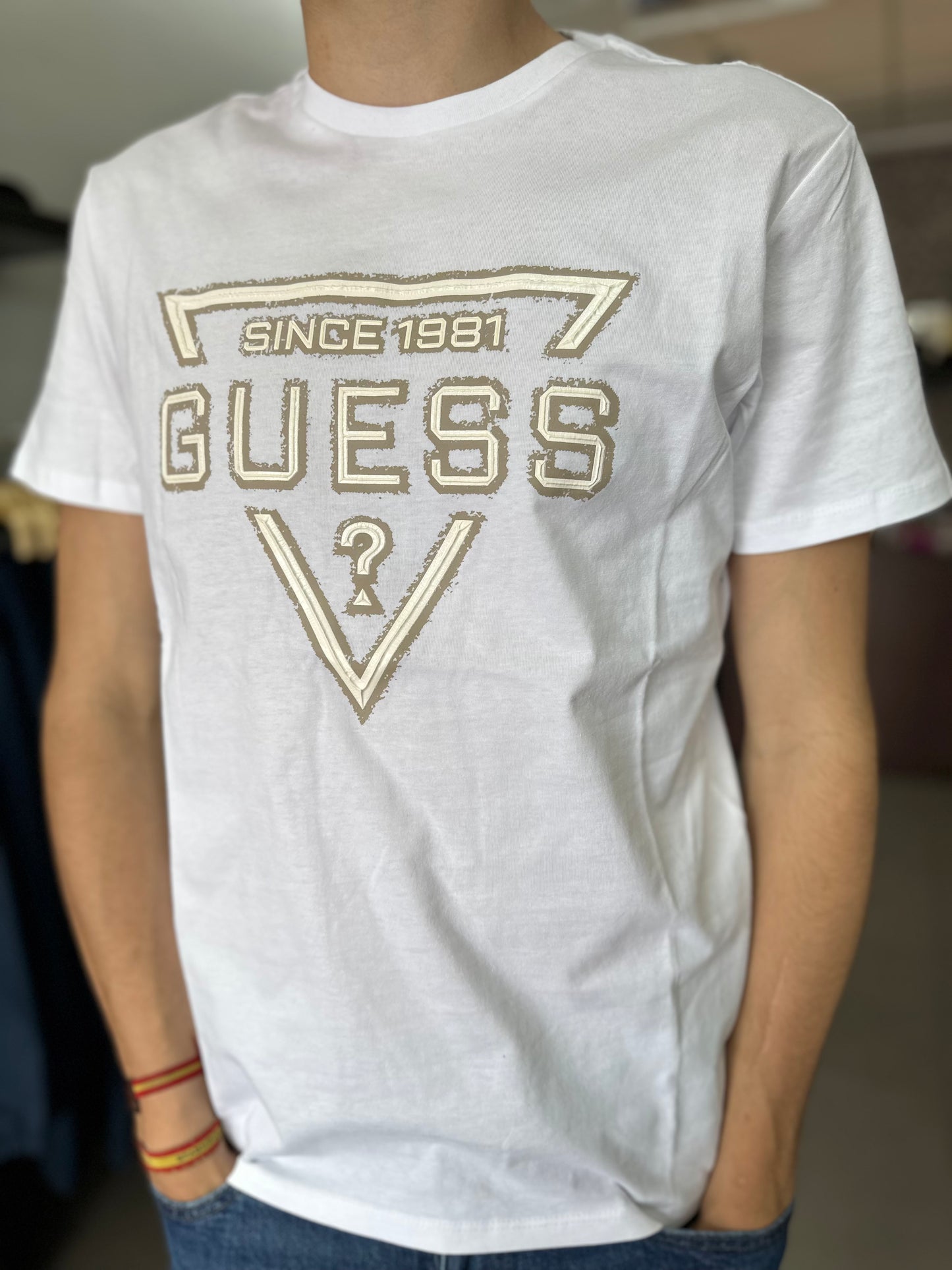 CAMISETA GUESS BALNCA CON LOG EN RELIEVE BEIGE